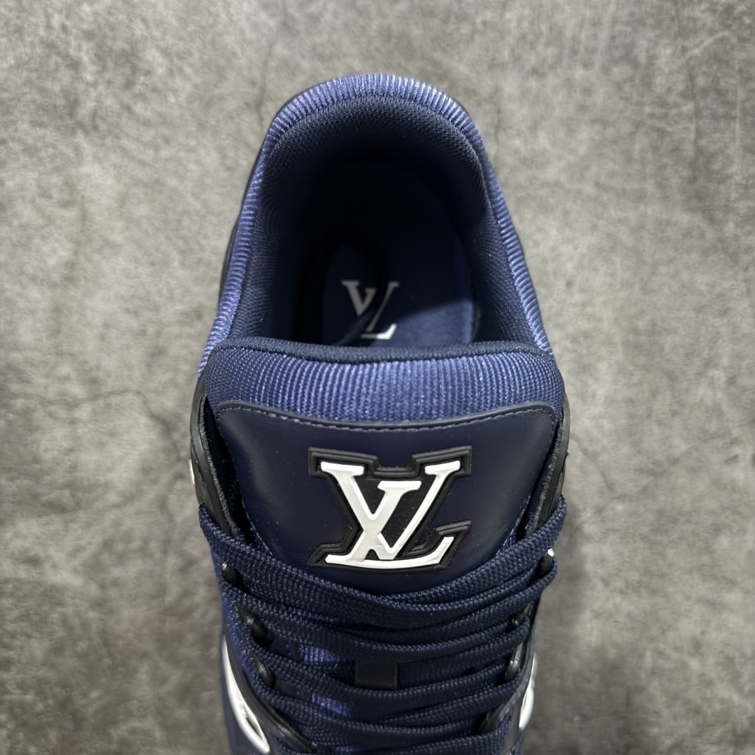 图片[8]-【YS纯原顶级版】顶级莞产 LOUIS VUITTON 路易威登 LV Trainer 牛皮革 ✦ 原楦原纸版开模，鞋型立体饱满 ✦ 零毛边、零溢胶、零线头瑕疵 ✦ 细节与原版一致 区分市面通货 ✦ 多层叠片＋电脑针车，针距密度一致 ✦ Monogram浮雕＋3D高频压纹 ✦ 多密度发泡中底：支撑回弹媲美专柜 ✦ 原装橡胶大底：含胶量高、纹路深、双拼接零偏差 ✦ ZP级原装包装：专柜款鞋盒＋防尘袋＋说明书 尺码：39-45-选品中心