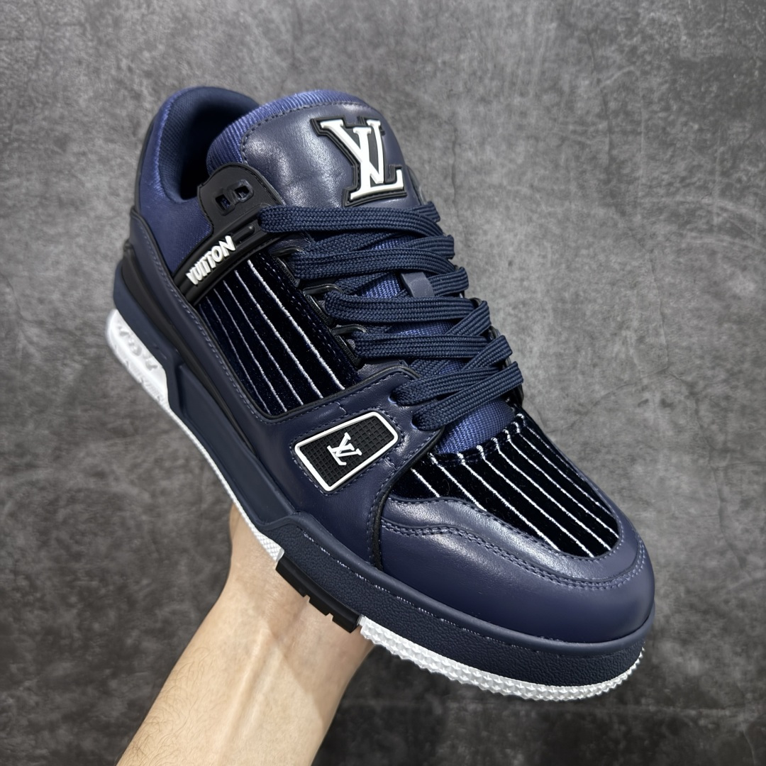 图片[3]-【YS纯原顶级版】顶级莞产 LOUIS VUITTON 路易威登 LV Trainer 牛皮革 ✦ 原楦原纸版开模，鞋型立体饱满 ✦ 零毛边、零溢胶、零线头瑕疵 ✦ 细节与原版一致 区分市面通货 ✦ 多层叠片＋电脑针车，针距密度一致 ✦ Monogram浮雕＋3D高频压纹 ✦ 多密度发泡中底：支撑回弹媲美专柜 ✦ 原装橡胶大底：含胶量高、纹路深、双拼接零偏差 ✦ ZP级原装包装：专柜款鞋盒＋防尘袋＋说明书 尺码：39-45-选品中心