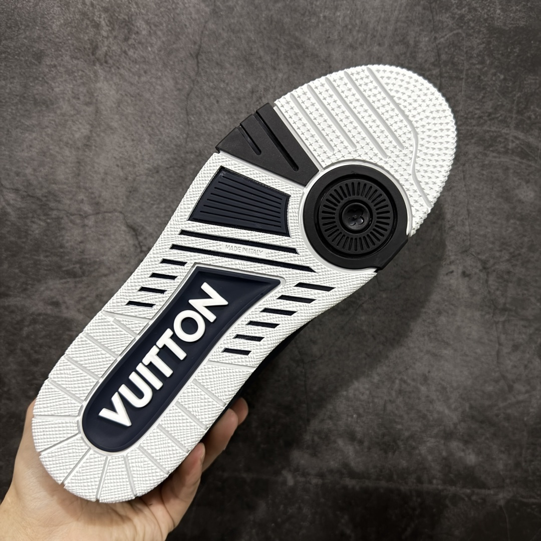 图片[9]-【YS纯原顶级版】顶级莞产 LOUIS VUITTON 路易威登 LV Trainer 牛皮革 ✦ 原楦原纸版开模，鞋型立体饱满 ✦ 零毛边、零溢胶、零线头瑕疵 ✦ 细节与原版一致 区分市面通货 ✦ 多层叠片＋电脑针车，针距密度一致 ✦ Monogram浮雕＋3D高频压纹 ✦ 多密度发泡中底：支撑回弹媲美专柜 ✦ 原装橡胶大底：含胶量高、纹路深、双拼接零偏差 ✦ ZP级原装包装：专柜款鞋盒＋防尘袋＋说明书 尺码：39-45-选品中心