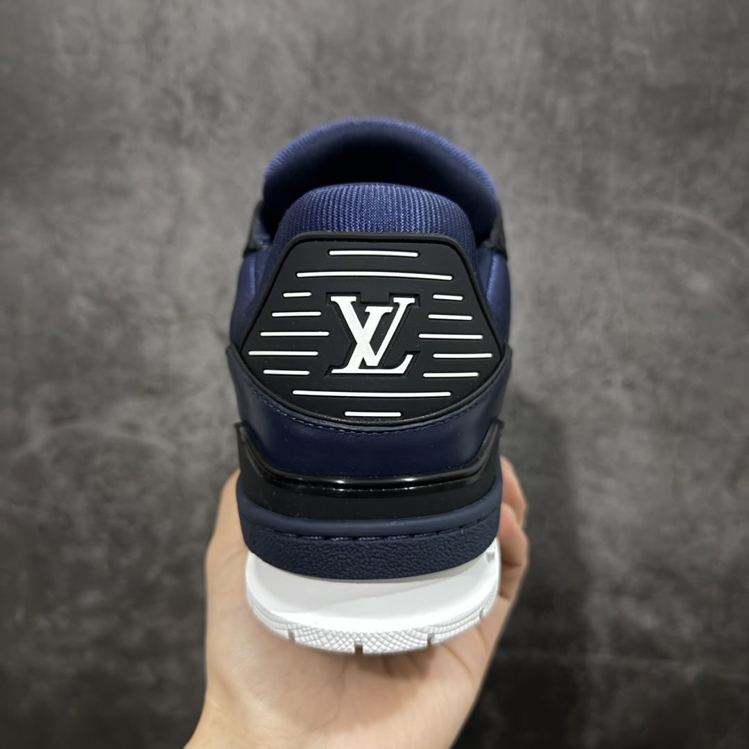 图片[4]-【YS纯原顶级版】顶级莞产 LOUIS VUITTON 路易威登 LV Trainer 牛皮革 ✦ 原楦原纸版开模，鞋型立体饱满 ✦ 零毛边、零溢胶、零线头瑕疵 ✦ 细节与原版一致 区分市面通货 ✦ 多层叠片＋电脑针车，针距密度一致 ✦ Monogram浮雕＋3D高频压纹 ✦ 多密度发泡中底：支撑回弹媲美专柜 ✦ 原装橡胶大底：含胶量高、纹路深、双拼接零偏差 ✦ ZP级原装包装：专柜款鞋盒＋防尘袋＋说明书 尺码：39-45-选品中心
