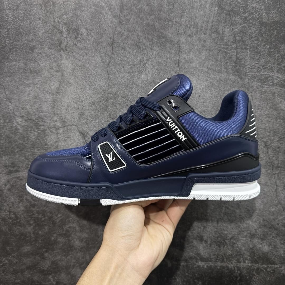 图片[2]-【YS纯原顶级版】顶级莞产 LOUIS VUITTON 路易威登 LV Trainer 牛皮革 ✦ 原楦原纸版开模，鞋型立体饱满 ✦ 零毛边、零溢胶、零线头瑕疵 ✦ 细节与原版一致 区分市面通货 ✦ 多层叠片＋电脑针车，针距密度一致 ✦ Monogram浮雕＋3D高频压纹 ✦ 多密度发泡中底：支撑回弹媲美专柜 ✦ 原装橡胶大底：含胶量高、纹路深、双拼接零偏差 ✦ ZP级原装包装：专柜款鞋盒＋防尘袋＋说明书 尺码：39-45-选品中心