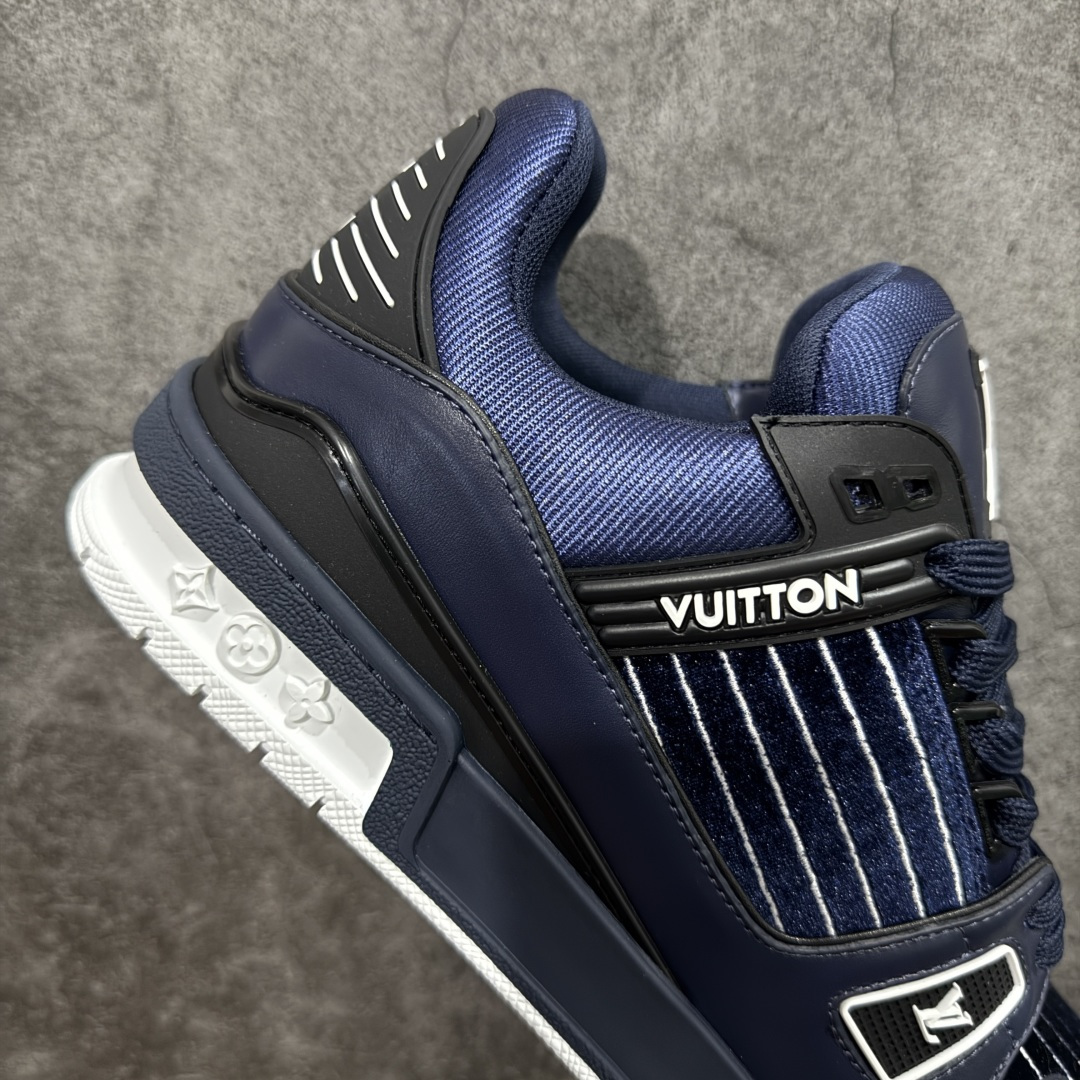 图片[7]-【YS纯原顶级版】顶级莞产 LOUIS VUITTON 路易威登 LV Trainer 牛皮革 ✦ 原楦原纸版开模，鞋型立体饱满 ✦ 零毛边、零溢胶、零线头瑕疵 ✦ 细节与原版一致 区分市面通货 ✦ 多层叠片＋电脑针车，针距密度一致 ✦ Monogram浮雕＋3D高频压纹 ✦ 多密度发泡中底：支撑回弹媲美专柜 ✦ 原装橡胶大底：含胶量高、纹路深、双拼接零偏差 ✦ ZP级原装包装：专柜款鞋盒＋防尘袋＋说明书 尺码：39-45-选品中心