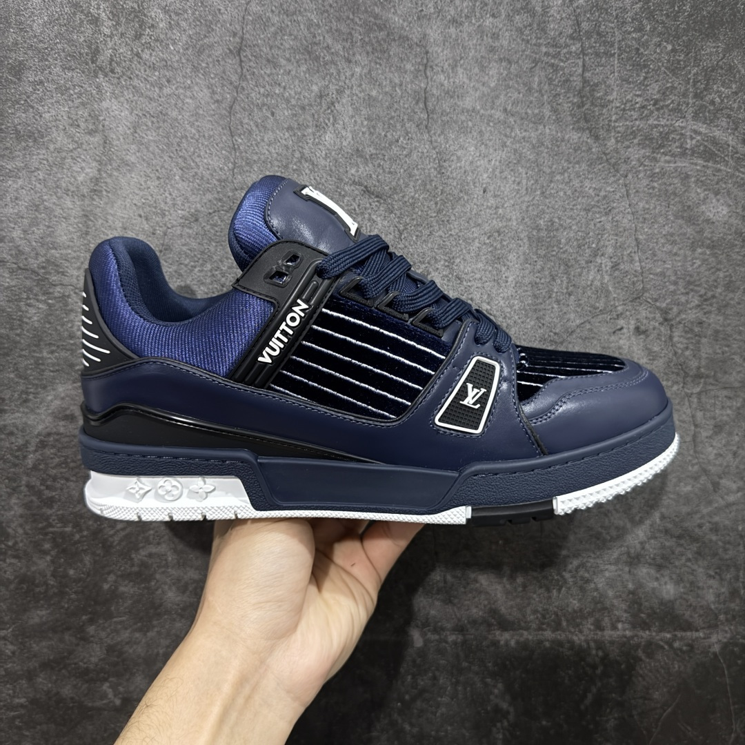 【YS纯原顶级版】顶级莞产 LOUIS VUITTON 路易威登 LV Trainer 牛皮革 ✦ 原楦原纸版开模，鞋型立体饱满 ✦ 零毛边、零溢胶、零线头瑕疵 ✦ 细节与原版一致 区分市面通货 ✦ 多层叠片＋电脑针车，针距密度一致 ✦ Monogram浮雕＋3D高频压纹 ✦ 多密度发泡中底：支撑回弹媲美专柜 ✦ 原装橡胶大底：含胶量高、纹路深、双拼接零偏差 ✦ ZP级原装包装：专柜款鞋盒＋防尘袋＋说明书 尺码：39-45-选品中心