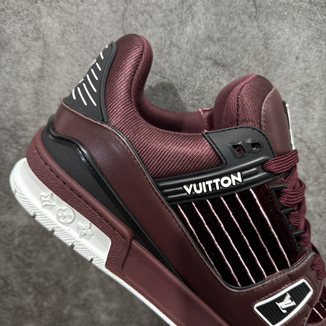 图片[7]-【YS纯原顶级版】顶级莞产 LOUIS VUITTON 路易威登 LV Trainer 牛皮革 ✦ 原楦原纸版开模，鞋型立体饱满 ✦ 零毛边、零溢胶、零线头瑕疵 ✦ 细节与原版一致 区分市面通货 ✦ 多层叠片＋电脑针车，针距密度一致 ✦ Monogram浮雕＋3D高频压纹 ✦ 多密度发泡中底：支撑回弹媲美专柜 ✦ 原装橡胶大底：含胶量高、纹路深、双拼接零偏差 ✦ ZP级原装包装：专柜款鞋盒＋防尘袋＋说明书 尺码：39-45-选品中心