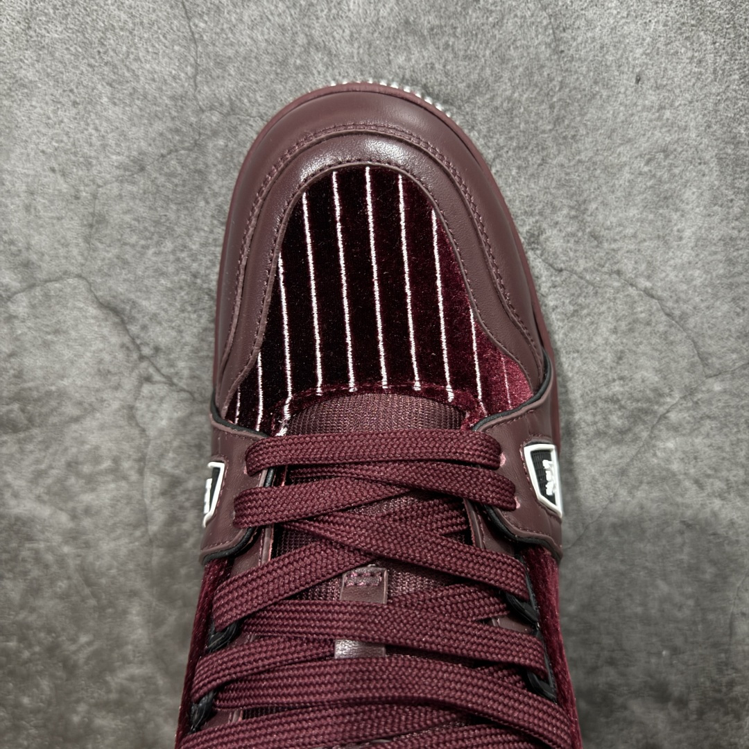 图片[5]-【YS纯原顶级版】顶级莞产 LOUIS VUITTON 路易威登 LV Trainer 牛皮革 ✦ 原楦原纸版开模，鞋型立体饱满 ✦ 零毛边、零溢胶、零线头瑕疵 ✦ 细节与原版一致 区分市面通货 ✦ 多层叠片＋电脑针车，针距密度一致 ✦ Monogram浮雕＋3D高频压纹 ✦ 多密度发泡中底：支撑回弹媲美专柜 ✦ 原装橡胶大底：含胶量高、纹路深、双拼接零偏差 ✦ ZP级原装包装：专柜款鞋盒＋防尘袋＋说明书 尺码：39-45-选品中心