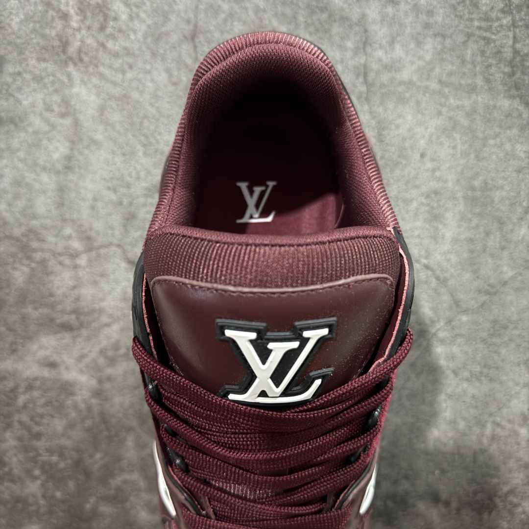 图片[8]-【YS纯原顶级版】顶级莞产 LOUIS VUITTON 路易威登 LV Trainer 牛皮革 ✦ 原楦原纸版开模，鞋型立体饱满 ✦ 零毛边、零溢胶、零线头瑕疵 ✦ 细节与原版一致 区分市面通货 ✦ 多层叠片＋电脑针车，针距密度一致 ✦ Monogram浮雕＋3D高频压纹 ✦ 多密度发泡中底：支撑回弹媲美专柜 ✦ 原装橡胶大底：含胶量高、纹路深、双拼接零偏差 ✦ ZP级原装包装：专柜款鞋盒＋防尘袋＋说明书 尺码：39-45-选品中心