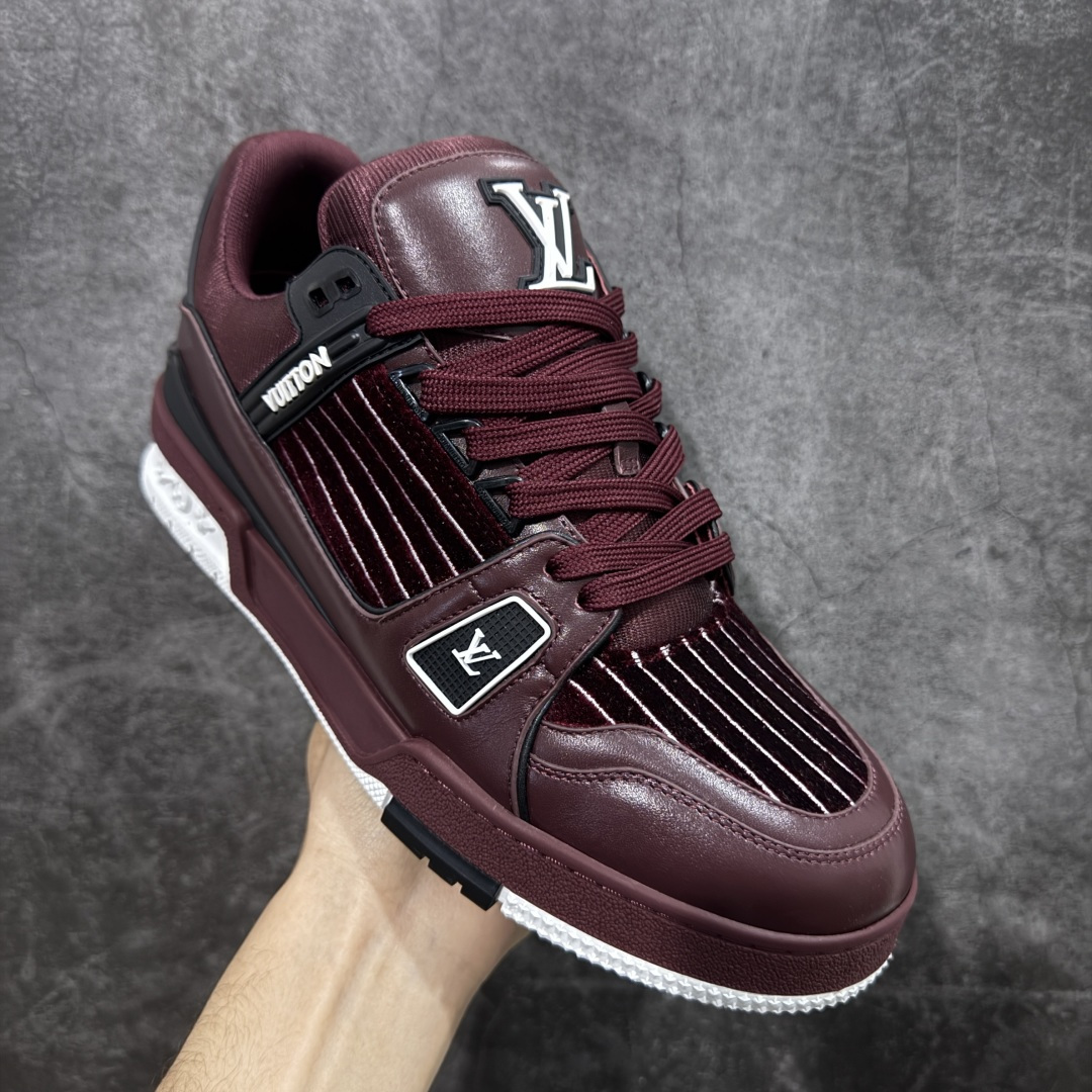 图片[3]-【YS纯原顶级版】顶级莞产 LOUIS VUITTON 路易威登 LV Trainer 牛皮革 ✦ 原楦原纸版开模，鞋型立体饱满 ✦ 零毛边、零溢胶、零线头瑕疵 ✦ 细节与原版一致 区分市面通货 ✦ 多层叠片＋电脑针车，针距密度一致 ✦ Monogram浮雕＋3D高频压纹 ✦ 多密度发泡中底：支撑回弹媲美专柜 ✦ 原装橡胶大底：含胶量高、纹路深、双拼接零偏差 ✦ ZP级原装包装：专柜款鞋盒＋防尘袋＋说明书 尺码：39-45-选品中心