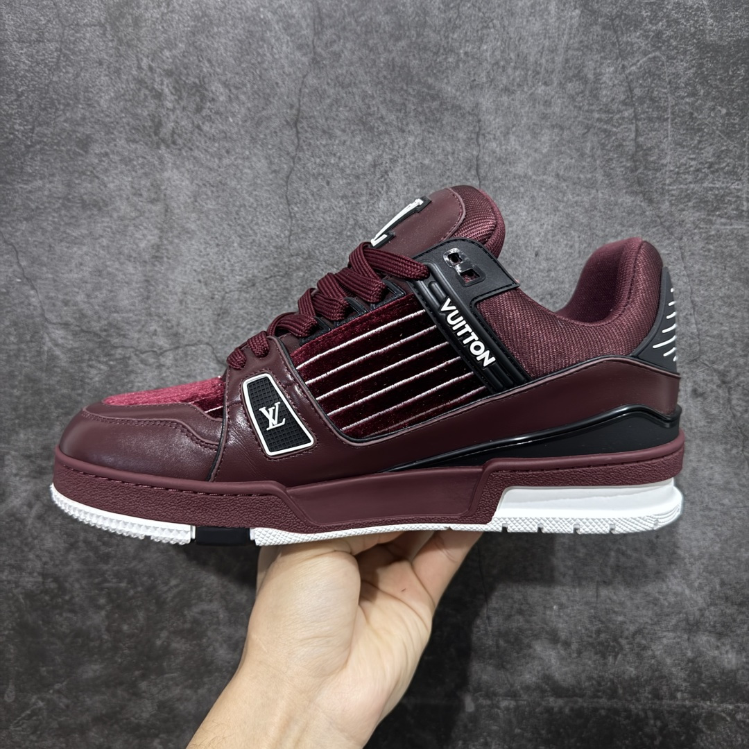 图片[2]-【YS纯原顶级版】顶级莞产 LOUIS VUITTON 路易威登 LV Trainer 牛皮革 ✦ 原楦原纸版开模，鞋型立体饱满 ✦ 零毛边、零溢胶、零线头瑕疵 ✦ 细节与原版一致 区分市面通货 ✦ 多层叠片＋电脑针车，针距密度一致 ✦ Monogram浮雕＋3D高频压纹 ✦ 多密度发泡中底：支撑回弹媲美专柜 ✦ 原装橡胶大底：含胶量高、纹路深、双拼接零偏差 ✦ ZP级原装包装：专柜款鞋盒＋防尘袋＋说明书 尺码：39-45-选品中心