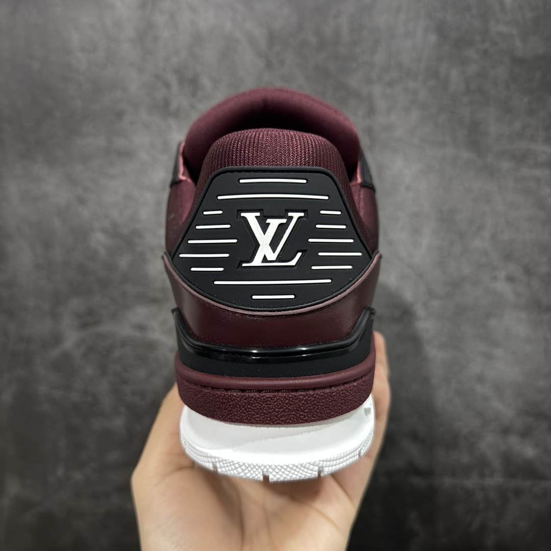 图片[4]-【YS纯原顶级版】顶级莞产 LOUIS VUITTON 路易威登 LV Trainer 牛皮革 ✦ 原楦原纸版开模，鞋型立体饱满 ✦ 零毛边、零溢胶、零线头瑕疵 ✦ 细节与原版一致 区分市面通货 ✦ 多层叠片＋电脑针车，针距密度一致 ✦ Monogram浮雕＋3D高频压纹 ✦ 多密度发泡中底：支撑回弹媲美专柜 ✦ 原装橡胶大底：含胶量高、纹路深、双拼接零偏差 ✦ ZP级原装包装：专柜款鞋盒＋防尘袋＋说明书 尺码：39-45-选品中心