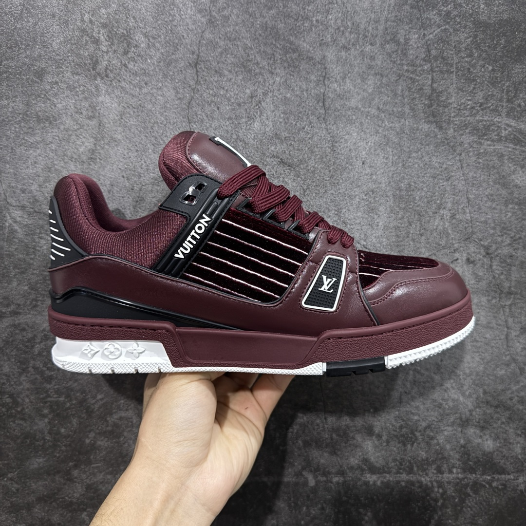 【YS纯原顶级版】顶级莞产 LOUIS VUITTON 路易威登 LV Trainer 牛皮革 ✦ 原楦原纸版开模，鞋型立体饱满 ✦ 零毛边、零溢胶、零线头瑕疵 ✦ 细节与原版一致 区分市面通货 ✦ 多层叠片＋电脑针车，针距密度一致 ✦ Monogram浮雕＋3D高频压纹 ✦ 多密度发泡中底：支撑回弹媲美专柜 ✦ 原装橡胶大底：含胶量高、纹路深、双拼接零偏差 ✦ ZP级原装包装：专柜款鞋盒＋防尘袋＋说明书 尺码：39-45-选品中心