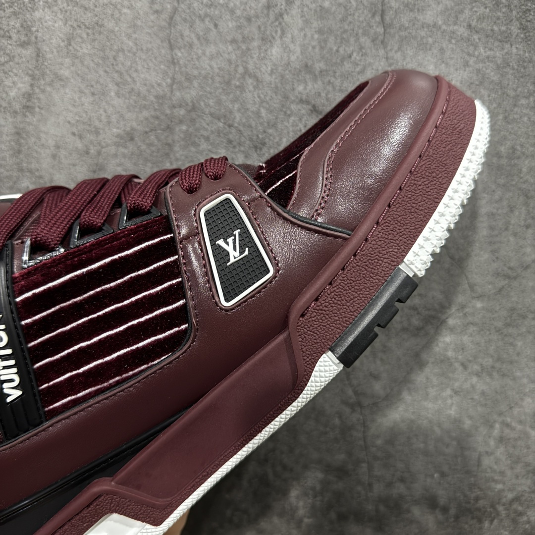 图片[6]-【YS纯原顶级版】顶级莞产 LOUIS VUITTON 路易威登 LV Trainer 牛皮革 ✦ 原楦原纸版开模，鞋型立体饱满 ✦ 零毛边、零溢胶、零线头瑕疵 ✦ 细节与原版一致 区分市面通货 ✦ 多层叠片＋电脑针车，针距密度一致 ✦ Monogram浮雕＋3D高频压纹 ✦ 多密度发泡中底：支撑回弹媲美专柜 ✦ 原装橡胶大底：含胶量高、纹路深、双拼接零偏差 ✦ ZP级原装包装：专柜款鞋盒＋防尘袋＋说明书 尺码：39-45-选品中心