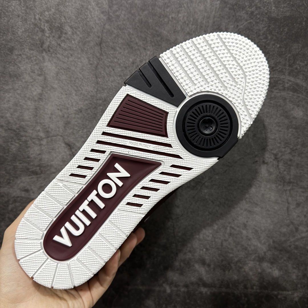 图片[9]-【YS纯原顶级版】顶级莞产 LOUIS VUITTON 路易威登 LV Trainer 牛皮革 ✦ 原楦原纸版开模，鞋型立体饱满 ✦ 零毛边、零溢胶、零线头瑕疵 ✦ 细节与原版一致 区分市面通货 ✦ 多层叠片＋电脑针车，针距密度一致 ✦ Monogram浮雕＋3D高频压纹 ✦ 多密度发泡中底：支撑回弹媲美专柜 ✦ 原装橡胶大底：含胶量高、纹路深、双拼接零偏差 ✦ ZP级原装包装：专柜款鞋盒＋防尘袋＋说明书 尺码：39-45-选品中心