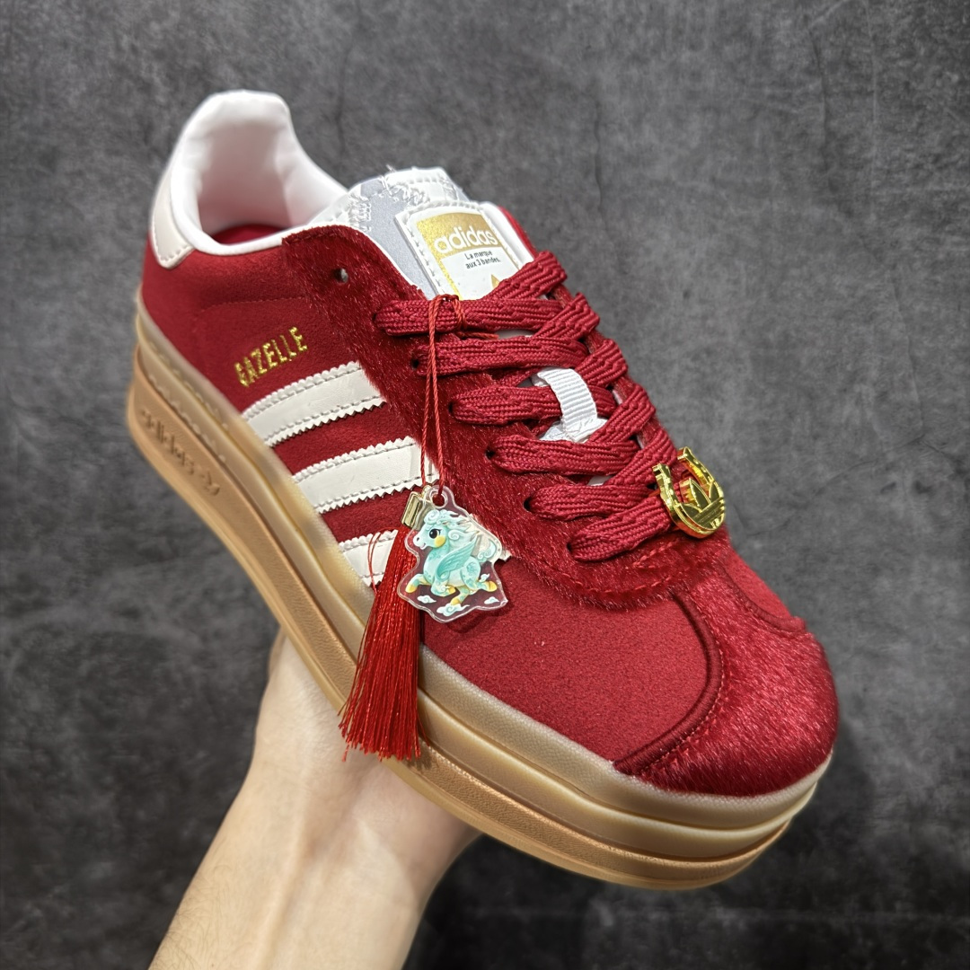 图片[3]-【先行版】Adidas Originals Gazelle Bold CNY 马年限定 高热新品 时尚百搭 防滑耐磨 低帮 阿迪达斯 厚底松糕板鞋 以红色为主 鞋头采用深红色麂皮呈现 整体鞋面辅以马毛是最大的亮点 标志性的三道杠区域采用皮面打造 后跟处带有标志性字样 撞色的搭配使得新年氛围感拉满 货号：KJ4293 尺码：35.5 36 36.5 37 38 38.5 39 40 40.5 41-选品中心