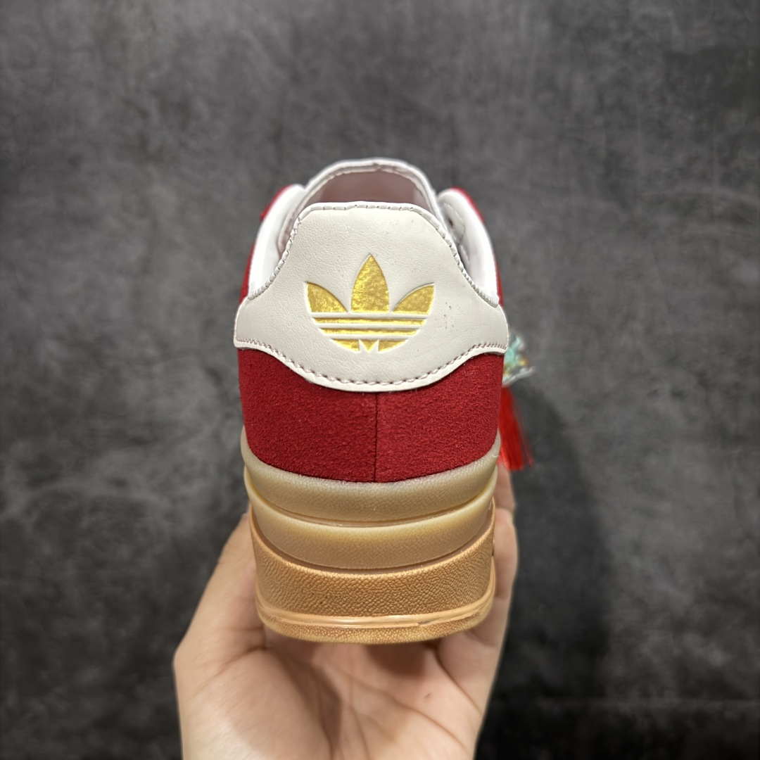 图片[4]-【先行版】Adidas Originals Gazelle Bold CNY 马年限定 高热新品 时尚百搭 防滑耐磨 低帮 阿迪达斯 厚底松糕板鞋 以红色为主 鞋头采用深红色麂皮呈现 整体鞋面辅以马毛是最大的亮点 标志性的三道杠区域采用皮面打造 后跟处带有标志性字样 撞色的搭配使得新年氛围感拉满 货号：KJ4293 尺码：35.5 36 36.5 37 38 38.5 39 40 40.5 41-选品中心