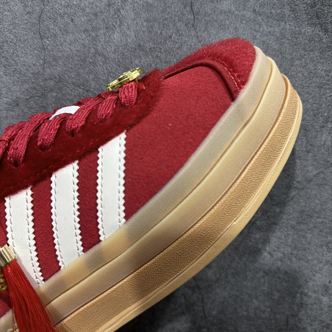 图片[6]-【先行版】Adidas Originals Gazelle Bold CNY 马年限定 高热新品 时尚百搭 防滑耐磨 低帮 阿迪达斯 厚底松糕板鞋 以红色为主 鞋头采用深红色麂皮呈现 整体鞋面辅以马毛是最大的亮点 标志性的三道杠区域采用皮面打造 后跟处带有标志性字样 撞色的搭配使得新年氛围感拉满 货号：KJ4293 尺码：35.5 36 36.5 37 38 38.5 39 40 40.5 41-选品中心