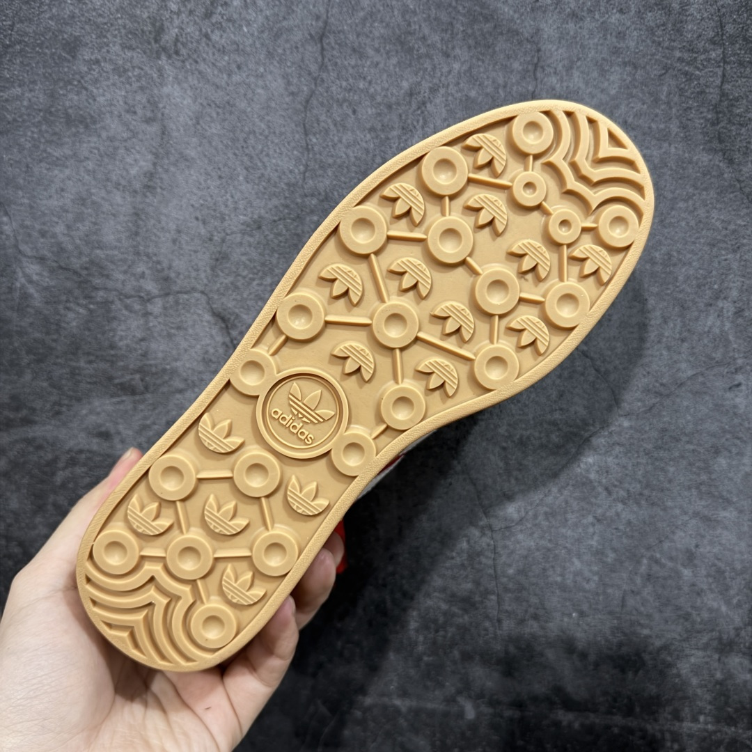 图片[9]-【先行版】Adidas Originals Gazelle Bold CNY 马年限定 高热新品 时尚百搭 防滑耐磨 低帮 阿迪达斯 厚底松糕板鞋 以红色为主 鞋头采用深红色麂皮呈现 整体鞋面辅以马毛是最大的亮点 标志性的三道杠区域采用皮面打造 后跟处带有标志性字样 撞色的搭配使得新年氛围感拉满 货号：KJ4293 尺码：35.5 36 36.5 37 38 38.5 39 40 40.5 41-选品中心