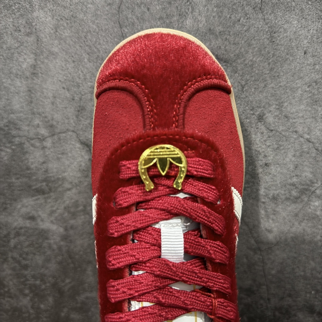 图片[5]-【先行版】Adidas Originals Gazelle Bold CNY 马年限定 高热新品 时尚百搭 防滑耐磨 低帮 阿迪达斯 厚底松糕板鞋 以红色为主 鞋头采用深红色麂皮呈现 整体鞋面辅以马毛是最大的亮点 标志性的三道杠区域采用皮面打造 后跟处带有标志性字样 撞色的搭配使得新年氛围感拉满 货号：KJ4293 尺码：35.5 36 36.5 37 38 38.5 39 40 40.5 41-选品中心