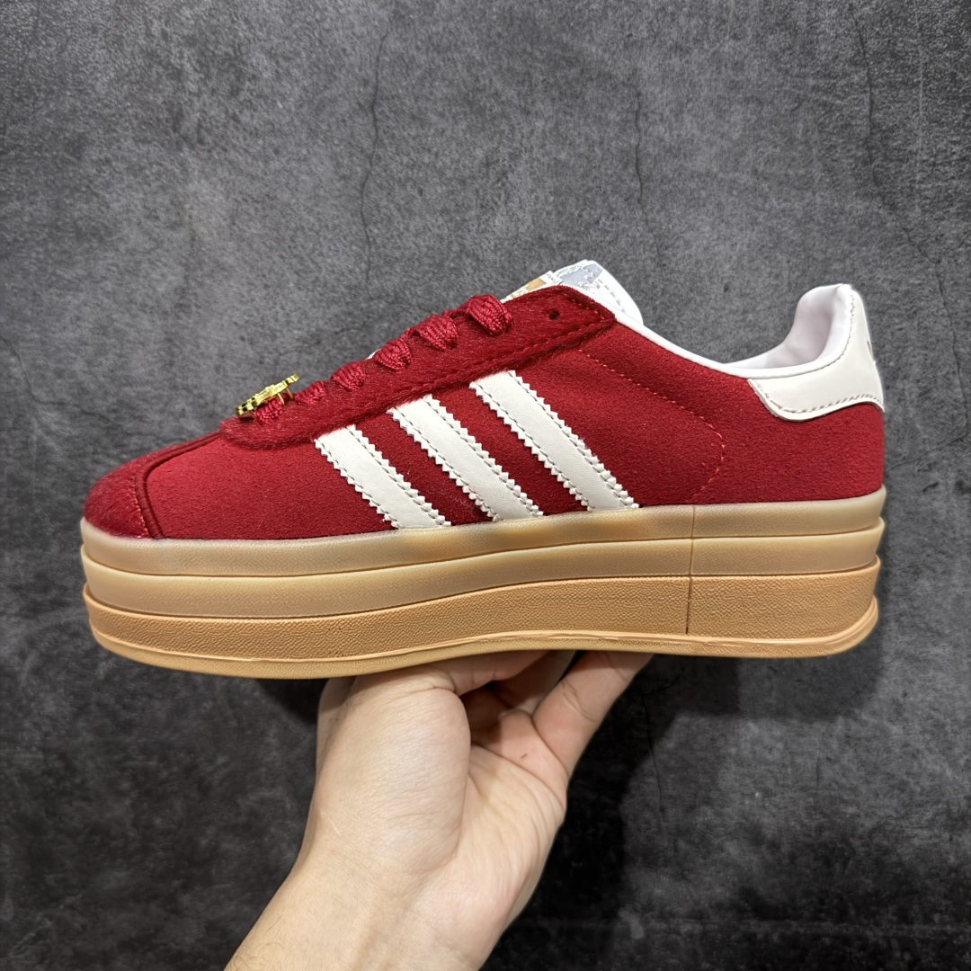图片[2]-【先行版】Adidas Originals Gazelle Bold CNY 马年限定 高热新品 时尚百搭 防滑耐磨 低帮 阿迪达斯 厚底松糕板鞋 以红色为主 鞋头采用深红色麂皮呈现 整体鞋面辅以马毛是最大的亮点 标志性的三道杠区域采用皮面打造 后跟处带有标志性字样 撞色的搭配使得新年氛围感拉满 货号：KJ4293 尺码：35.5 36 36.5 37 38 38.5 39 40 40.5 41-选品中心