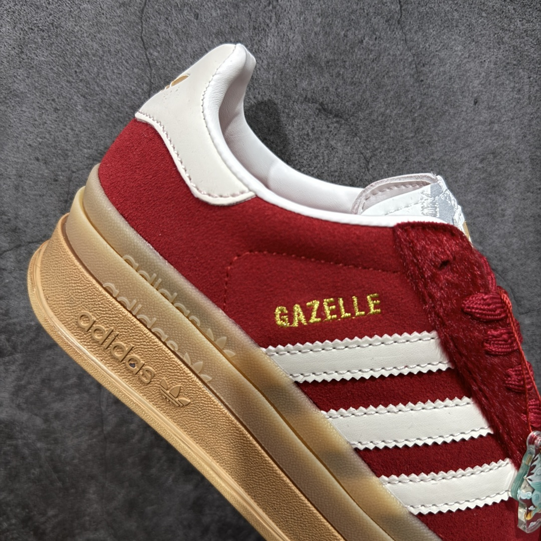图片[7]-【先行版】Adidas Originals Gazelle Bold CNY 马年限定 高热新品 时尚百搭 防滑耐磨 低帮 阿迪达斯 厚底松糕板鞋 以红色为主 鞋头采用深红色麂皮呈现 整体鞋面辅以马毛是最大的亮点 标志性的三道杠区域采用皮面打造 后跟处带有标志性字样 撞色的搭配使得新年氛围感拉满 货号：KJ4293 尺码：35.5 36 36.5 37 38 38.5 39 40 40.5 41-选品中心