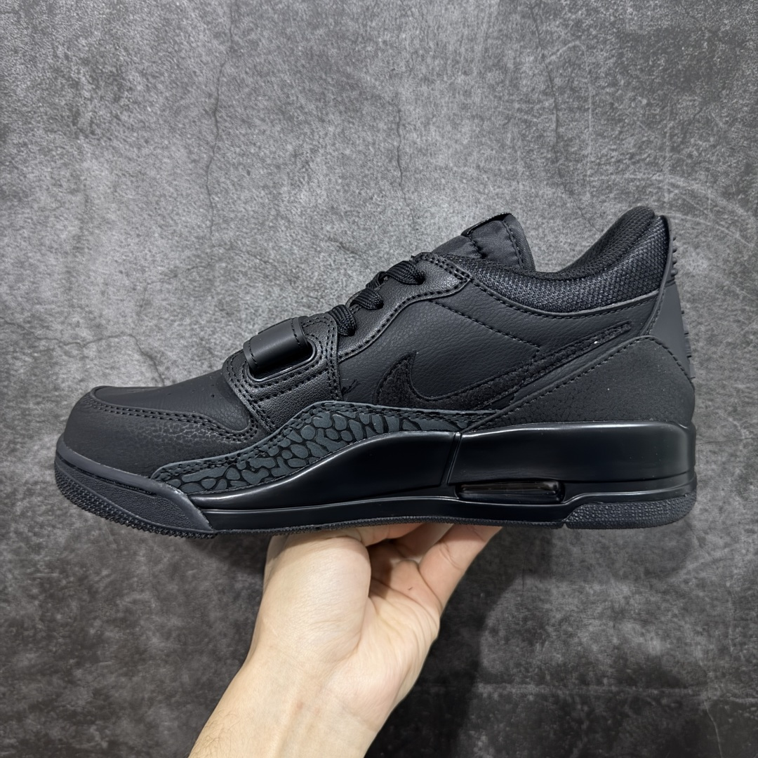 图片[2]-【纯原N版】Air Jordan Legacy AJ312 Low 低帮复古篮球鞋 纯黑 IQ9784-001 市场最强独一档产物 全套原纸板楦头开发 原厂大底磨具加持立体防滑纹理 原档数据后跟TPU子母扣魔术贴 原装可视Air Sole气垫 原汁原味最完美的312代版型 唯一正确鞋头趴度弧度高度鞋身腰线 进口港宝加持 后跟自然饱满 全鞋荧光划线卡点 追求极致完美 每一双都是工艺品 多重QC质检 超越公司货的品控标准 实实在在的免检产品 鞋身采用了皮革材质打造 横跨鞋面的魔术贴十分吸睛 侧面的Swoosh Logo的一部分被鞋面遮挡了一部分 颇具玩味 魔术贴上标有NK标识 而鞋舌上是Jordan的经典红色飞翼Logo 后跟和鞋底均采用了AJ3的设计 后跟上同样也使用了经典的爆裂纹图案 尺码：36-47.5-选品中心