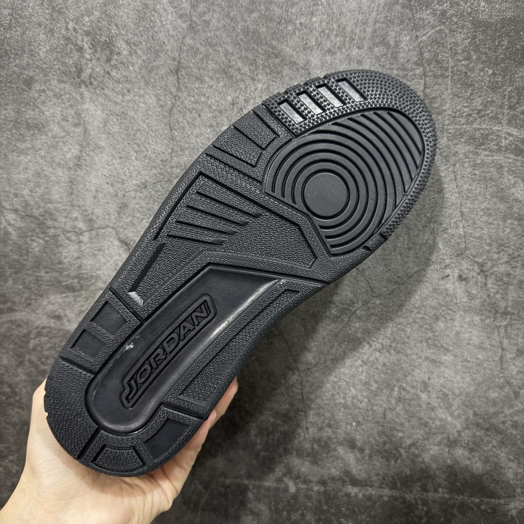 图片[9]-【纯原N版】Air Jordan Legacy AJ312 Low 低帮复古篮球鞋 纯黑 IQ9784-001 市场最强独一档产物 全套原纸板楦头开发 原厂大底磨具加持立体防滑纹理 原档数据后跟TPU子母扣魔术贴 原装可视Air Sole气垫 原汁原味最完美的312代版型 唯一正确鞋头趴度弧度高度鞋身腰线 进口港宝加持 后跟自然饱满 全鞋荧光划线卡点 追求极致完美 每一双都是工艺品 多重QC质检 超越公司货的品控标准 实实在在的免检产品 鞋身采用了皮革材质打造 横跨鞋面的魔术贴十分吸睛 侧面的Swoosh Logo的一部分被鞋面遮挡了一部分 颇具玩味 魔术贴上标有NK标识 而鞋舌上是Jordan的经典红色飞翼Logo 后跟和鞋底均采用了AJ3的设计 后跟上同样也使用了经典的爆裂纹图案 尺码：36-47.5-选品中心