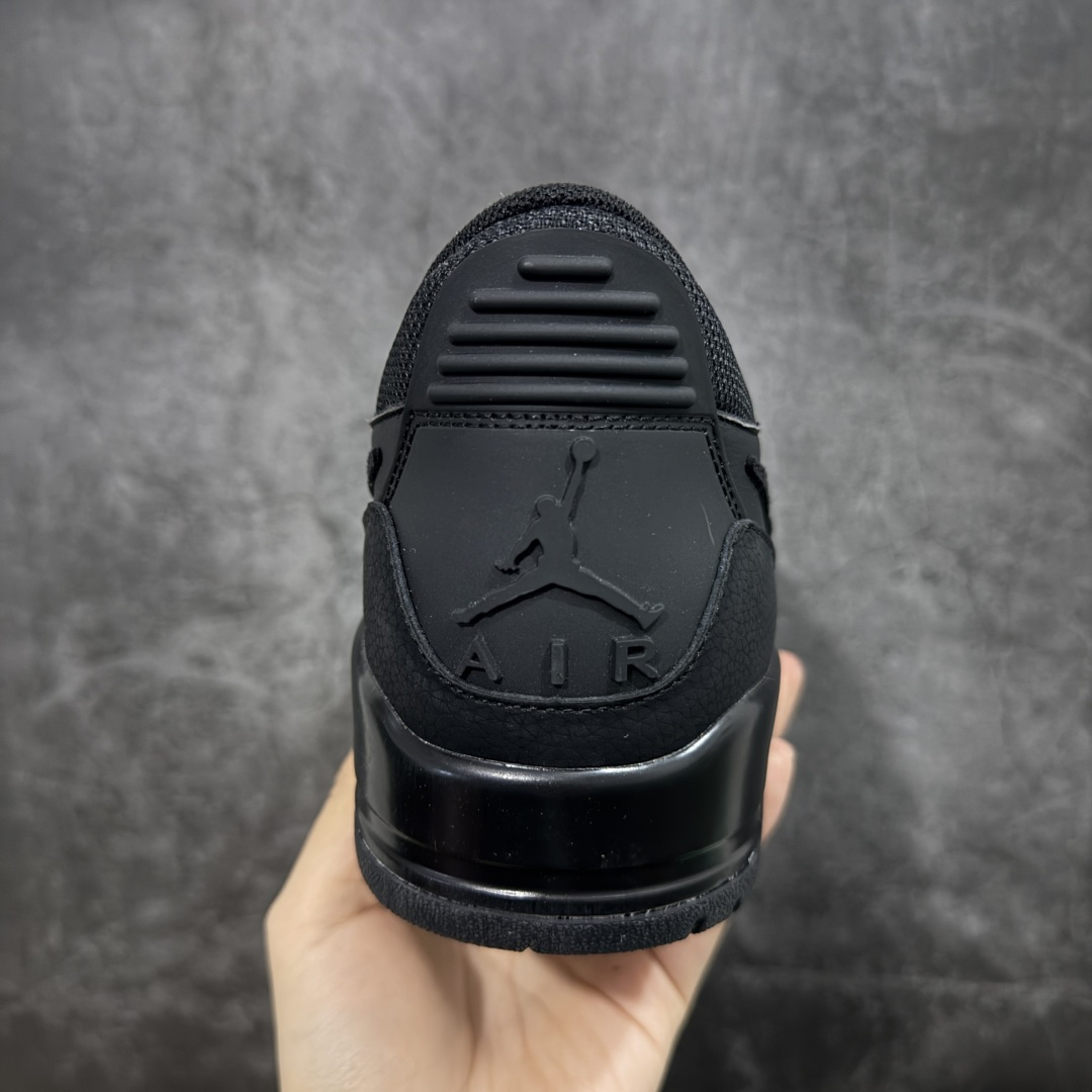 图片[4]-【黑金版本】Air Jordan Legacy AJ312 Low 低帮复古篮球鞋 纯黑 IQ9784-001 市场独一档产物 全套原纸板楦头开发 原厂大底磨具加持立体防滑纹理 原档数据后跟TPU子母扣魔术贴 原装可视Air Sole气垫 原汁原味最完美的312代版型 唯一正确鞋头趴度弧度高度鞋身腰线 进口港宝加持 后跟自然饱满 全鞋荧光划线卡点 追求极致完美 每一双都是工艺品 多重QC质检 超越公司货的品控标准 实实在在的免检产品 鞋身采用了皮革材质打造 横跨鞋面的魔术贴十分吸睛 侧面的Swoosh Logo的一部分被鞋面遮挡了一部分 颇具玩味 魔术贴上标有NK标识 而鞋舌上是Jordan的经典红色飞翼Logo 后跟和鞋底均采用了AJ3的设计 后跟上同样也使用了经典的爆裂纹图案 尺码：36-46-选品中心