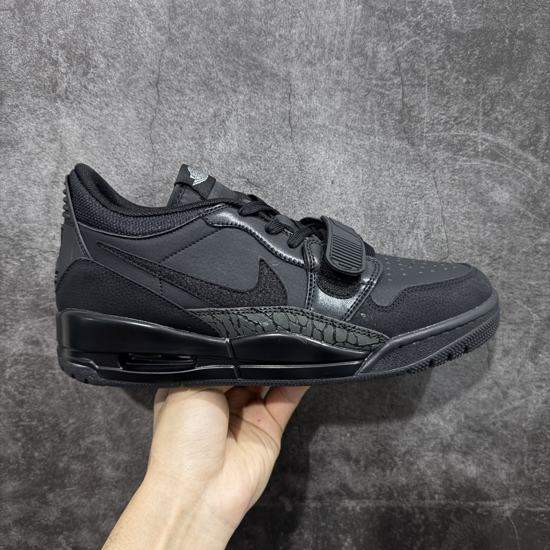 【黑金版本】Air Jordan Legacy AJ312 Low 低帮复古篮球鞋 纯黑 IQ9784-001 市场独一档产物 全套原纸板楦头开发 原厂大底磨具加持立体防滑纹理 原档数据后跟TPU子母扣魔术贴 原装可视Air Sole气垫 原汁原味最完美的312代版型 唯一正确鞋头趴度弧度高度鞋身腰线 进口港宝加持 后跟自然饱满 全鞋荧光划线卡点 追求极致完美 每一双都是工艺品 多重QC质检 超越公司货的品控标准 实实在在的免检产品 鞋身采用了皮革材质打造 横跨鞋面的魔术贴十分吸睛 侧面的Swoosh Logo的一部分被鞋面遮挡了一部分 颇具玩味 魔术贴上标有NK标识 而鞋舌上是Jordan的经典红色飞翼Logo 后跟和鞋底均采用了AJ3的设计 后跟上同样也使用了经典的爆裂纹图案 尺码：36-46-选品中心