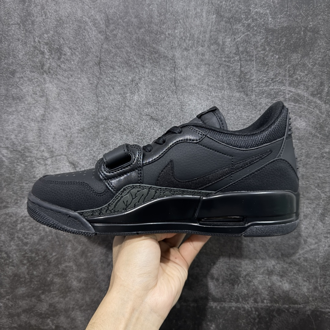 图片[2]-【黑金版本】Air Jordan Legacy AJ312 Low 低帮复古篮球鞋 纯黑 IQ9784-001 市场独一档产物 全套原纸板楦头开发 原厂大底磨具加持立体防滑纹理 原档数据后跟TPU子母扣魔术贴 原装可视Air Sole气垫 原汁原味最完美的312代版型 唯一正确鞋头趴度弧度高度鞋身腰线 进口港宝加持 后跟自然饱满 全鞋荧光划线卡点 追求极致完美 每一双都是工艺品 多重QC质检 超越公司货的品控标准 实实在在的免检产品 鞋身采用了皮革材质打造 横跨鞋面的魔术贴十分吸睛 侧面的Swoosh Logo的一部分被鞋面遮挡了一部分 颇具玩味 魔术贴上标有NK标识 而鞋舌上是Jordan的经典红色飞翼Logo 后跟和鞋底均采用了AJ3的设计 后跟上同样也使用了经典的爆裂纹图案 尺码：36-46-选品中心