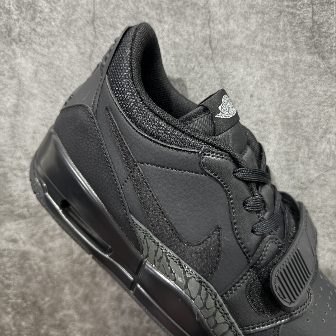 图片[7]-【黑金版本】Air Jordan Legacy AJ312 Low 低帮复古篮球鞋 纯黑 IQ9784-001 市场独一档产物 全套原纸板楦头开发 原厂大底磨具加持立体防滑纹理 原档数据后跟TPU子母扣魔术贴 原装可视Air Sole气垫 原汁原味最完美的312代版型 唯一正确鞋头趴度弧度高度鞋身腰线 进口港宝加持 后跟自然饱满 全鞋荧光划线卡点 追求极致完美 每一双都是工艺品 多重QC质检 超越公司货的品控标准 实实在在的免检产品 鞋身采用了皮革材质打造 横跨鞋面的魔术贴十分吸睛 侧面的Swoosh Logo的一部分被鞋面遮挡了一部分 颇具玩味 魔术贴上标有NK标识 而鞋舌上是Jordan的经典红色飞翼Logo 后跟和鞋底均采用了AJ3的设计 后跟上同样也使用了经典的爆裂纹图案 尺码：36-46-选品中心