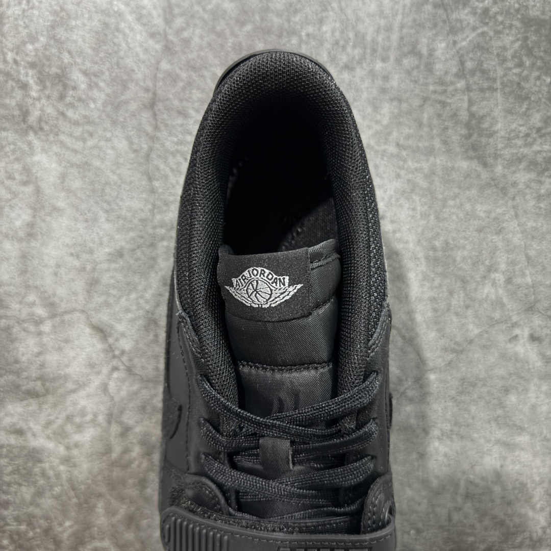 图片[8]-【黑金版本】Air Jordan Legacy AJ312 Low 低帮复古篮球鞋 纯黑 IQ9784-001 市场独一档产物 全套原纸板楦头开发 原厂大底磨具加持立体防滑纹理 原档数据后跟TPU子母扣魔术贴 原装可视Air Sole气垫 原汁原味最完美的312代版型 唯一正确鞋头趴度弧度高度鞋身腰线 进口港宝加持 后跟自然饱满 全鞋荧光划线卡点 追求极致完美 每一双都是工艺品 多重QC质检 超越公司货的品控标准 实实在在的免检产品 鞋身采用了皮革材质打造 横跨鞋面的魔术贴十分吸睛 侧面的Swoosh Logo的一部分被鞋面遮挡了一部分 颇具玩味 魔术贴上标有NK标识 而鞋舌上是Jordan的经典红色飞翼Logo 后跟和鞋底均采用了AJ3的设计 后跟上同样也使用了经典的爆裂纹图案 尺码：36-46-选品中心