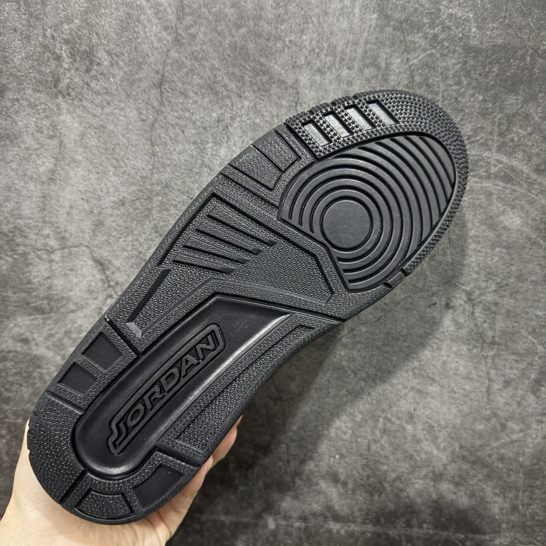 图片[9]-【黑金版本】Air Jordan Legacy AJ312 Low 低帮复古篮球鞋 纯黑 IQ9784-001 市场独一档产物 全套原纸板楦头开发 原厂大底磨具加持立体防滑纹理 原档数据后跟TPU子母扣魔术贴 原装可视Air Sole气垫 原汁原味最完美的312代版型 唯一正确鞋头趴度弧度高度鞋身腰线 进口港宝加持 后跟自然饱满 全鞋荧光划线卡点 追求极致完美 每一双都是工艺品 多重QC质检 超越公司货的品控标准 实实在在的免检产品 鞋身采用了皮革材质打造 横跨鞋面的魔术贴十分吸睛 侧面的Swoosh Logo的一部分被鞋面遮挡了一部分 颇具玩味 魔术贴上标有NK标识 而鞋舌上是Jordan的经典红色飞翼Logo 后跟和鞋底均采用了AJ3的设计 后跟上同样也使用了经典的爆裂纹图案 尺码：36-46-选品中心