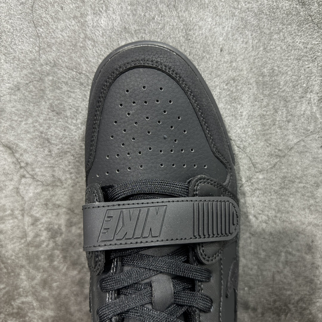 图片[5]-【黑金版本】Air Jordan Legacy AJ312 Low 低帮复古篮球鞋 纯黑 IQ9784-001 市场独一档产物 全套原纸板楦头开发 原厂大底磨具加持立体防滑纹理 原档数据后跟TPU子母扣魔术贴 原装可视Air Sole气垫 原汁原味最完美的312代版型 唯一正确鞋头趴度弧度高度鞋身腰线 进口港宝加持 后跟自然饱满 全鞋荧光划线卡点 追求极致完美 每一双都是工艺品 多重QC质检 超越公司货的品控标准 实实在在的免检产品 鞋身采用了皮革材质打造 横跨鞋面的魔术贴十分吸睛 侧面的Swoosh Logo的一部分被鞋面遮挡了一部分 颇具玩味 魔术贴上标有NK标识 而鞋舌上是Jordan的经典红色飞翼Logo 后跟和鞋底均采用了AJ3的设计 后跟上同样也使用了经典的爆裂纹图案 尺码：36-46-选品中心