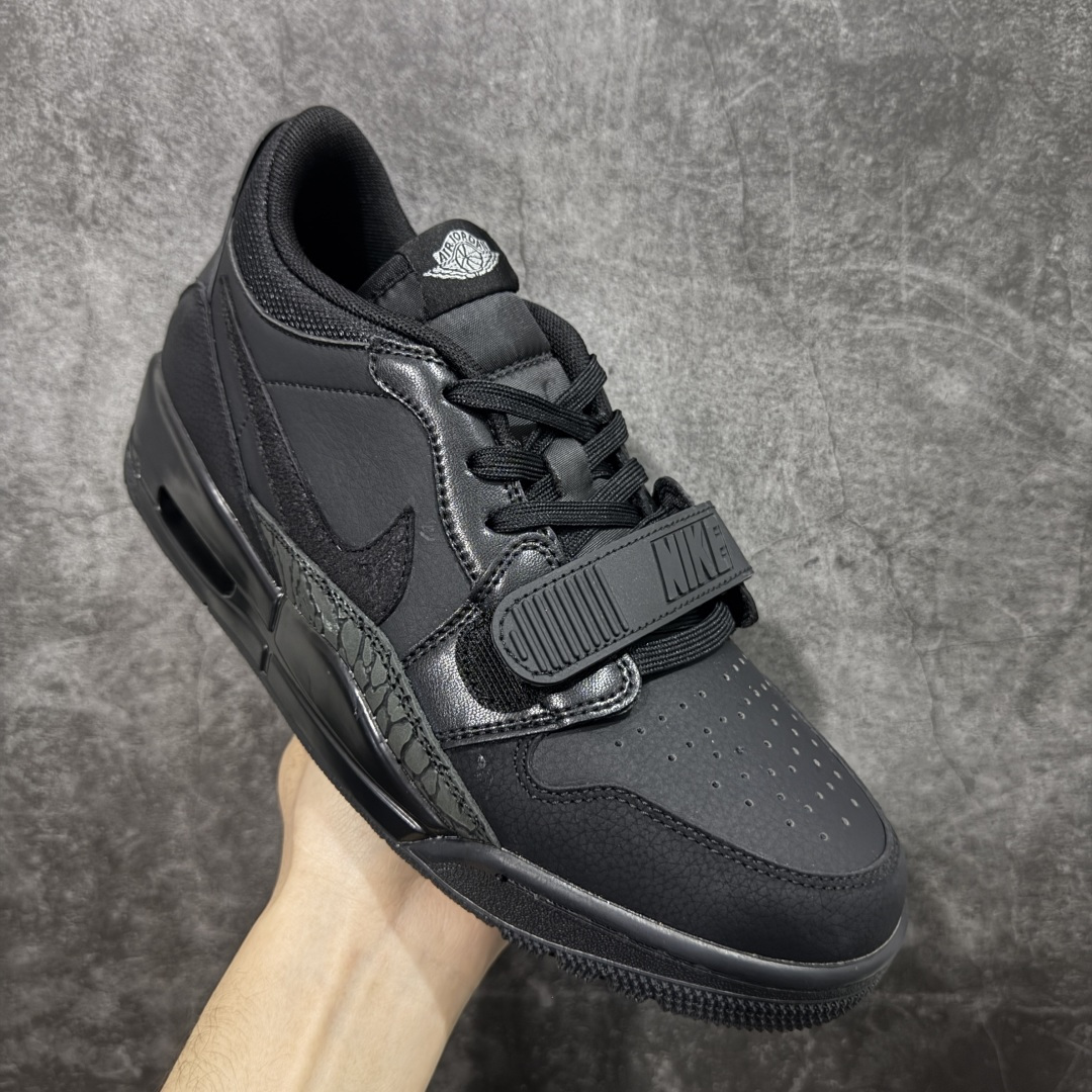 图片[3]-【黑金版本】Air Jordan Legacy AJ312 Low 低帮复古篮球鞋 纯黑 IQ9784-001 市场独一档产物 全套原纸板楦头开发 原厂大底磨具加持立体防滑纹理 原档数据后跟TPU子母扣魔术贴 原装可视Air Sole气垫 原汁原味最完美的312代版型 唯一正确鞋头趴度弧度高度鞋身腰线 进口港宝加持 后跟自然饱满 全鞋荧光划线卡点 追求极致完美 每一双都是工艺品 多重QC质检 超越公司货的品控标准 实实在在的免检产品 鞋身采用了皮革材质打造 横跨鞋面的魔术贴十分吸睛 侧面的Swoosh Logo的一部分被鞋面遮挡了一部分 颇具玩味 魔术贴上标有NK标识 而鞋舌上是Jordan的经典红色飞翼Logo 后跟和鞋底均采用了AJ3的设计 后跟上同样也使用了经典的爆裂纹图案 尺码：36-46-选品中心