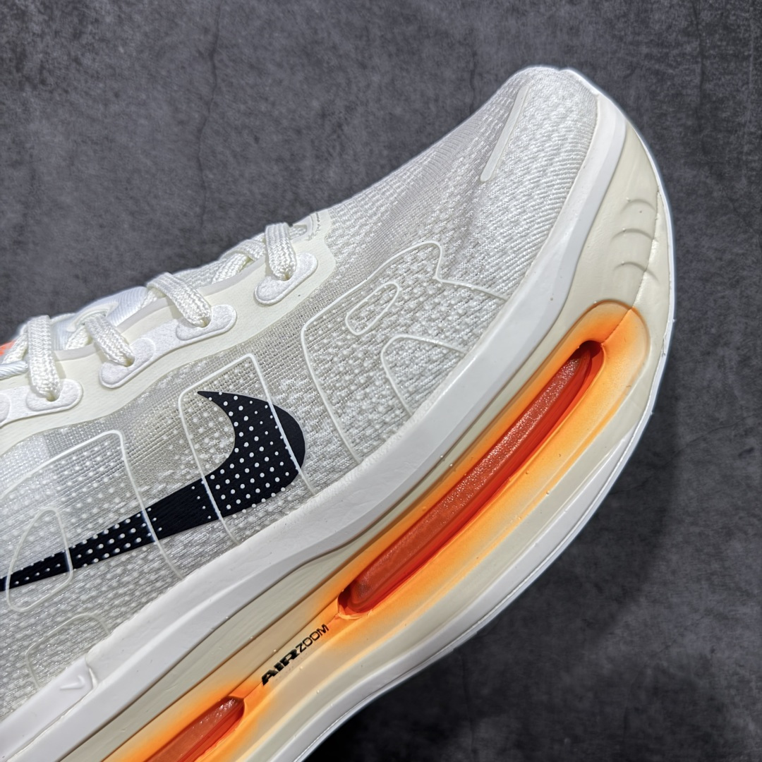 图片[6]-【XE纯原】NIKE VOMERO PREMIUM 全掌气垫缓震网面运动跑鞋 市场最强 没有之一 纯原生产线出品 原版开发 全部原材料 细节一比一打造 完美还原zp脚感 正确前后分离式两片纤维柱气垫 上下包裹超软弹泡棉 正确组合大底 区别市场通货 版型完美 鞋面材料同步原版1：1 全部原版开发校对 欢迎对比💪🏻 Nike 运用 Air技术专利，推出 Nike Pegasus Premium，沿用经典 Pegasus 系列产品深受跑者喜爱的缓震功能，并配置 Nike 首款可见式塑形 Air Zoom 气垫。 全掌可见的AirZoom首次在Pegasus系列中出现，模仿了Vaporfly的碳板曲线，增强了跑步时的流畅过渡。 货号：IQ4035-100 尺码：36-46（半）-选品中心