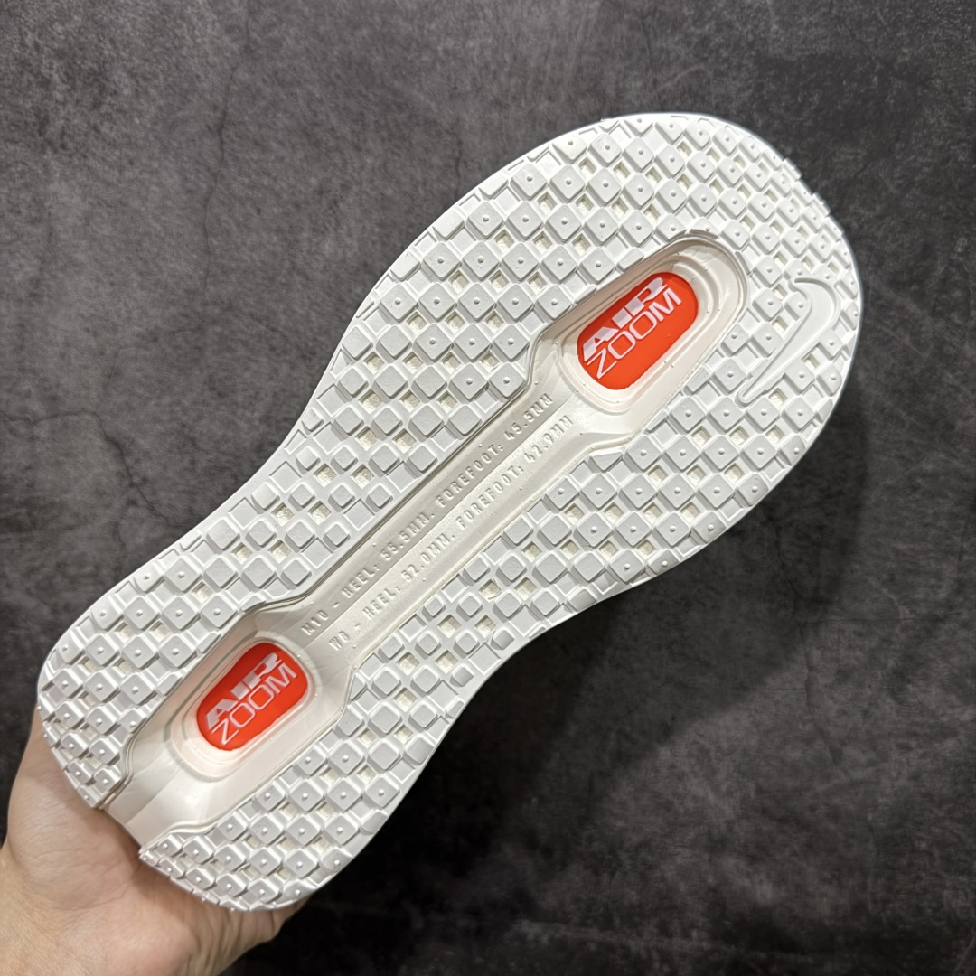 图片[9]-【XE纯原】NIKE VOMERO PREMIUM 全掌气垫缓震网面运动跑鞋 市场最强 没有之一 纯原生产线出品 原版开发 全部原材料 细节一比一打造 完美还原zp脚感 正确前后分离式两片纤维柱气垫 上下包裹超软弹泡棉 正确组合大底 区别市场通货 版型完美 鞋面材料同步原版1：1 全部原版开发校对 欢迎对比💪🏻 Nike 运用 Air技术专利，推出 Nike Pegasus Premium，沿用经典 Pegasus 系列产品深受跑者喜爱的缓震功能，并配置 Nike 首款可见式塑形 Air Zoom 气垫。 全掌可见的AirZoom首次在Pegasus系列中出现，模仿了Vaporfly的碳板曲线，增强了跑步时的流畅过渡。 货号：IQ4035-100 尺码：36-46（半）-选品中心