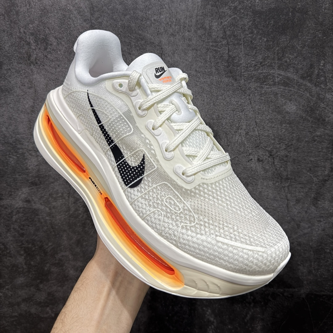 图片[3]-【XE纯原】NIKE VOMERO PREMIUM 全掌气垫缓震网面运动跑鞋 市场最强 没有之一 纯原生产线出品 原版开发 全部原材料 细节一比一打造 完美还原zp脚感 正确前后分离式两片纤维柱气垫 上下包裹超软弹泡棉 正确组合大底 区别市场通货 版型完美 鞋面材料同步原版1：1 全部原版开发校对 欢迎对比💪🏻 Nike 运用 Air技术专利，推出 Nike Pegasus Premium，沿用经典 Pegasus 系列产品深受跑者喜爱的缓震功能，并配置 Nike 首款可见式塑形 Air Zoom 气垫。 全掌可见的AirZoom首次在Pegasus系列中出现，模仿了Vaporfly的碳板曲线，增强了跑步时的流畅过渡。 货号：IQ4035-100 尺码：36-46（半）-选品中心