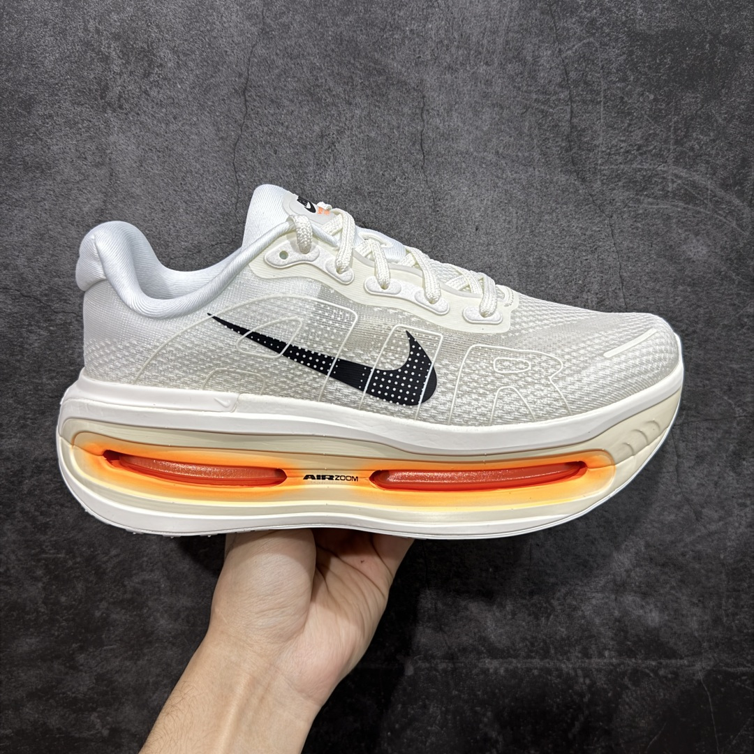 【XE纯原】NIKE VOMERO PREMIUM 全掌气垫缓震网面运动跑鞋 市场最强 没有之一 纯原生产线出品 原版开发 全部原材料 细节一比一打造 完美还原zp脚感 正确前后分离式两片纤维柱气垫 上下包裹超软弹泡棉 正确组合大底 区别市场通货 版型完美 鞋面材料同步原版1：1 全部原版开发校对 欢迎对比💪🏻 Nike 运用 Air技术专利，推出 Nike Pegasus Premium，沿用经典 Pegasus 系列产品深受跑者喜爱的缓震功能，并配置 Nike 首款可见式塑形 Air Zoom 气垫。 全掌可见的AirZoom首次在Pegasus系列中出现，模仿了Vaporfly的碳板曲线，增强了跑步时的流畅过渡。 货号：IQ4035-100 尺码：36-46（半）-选品中心