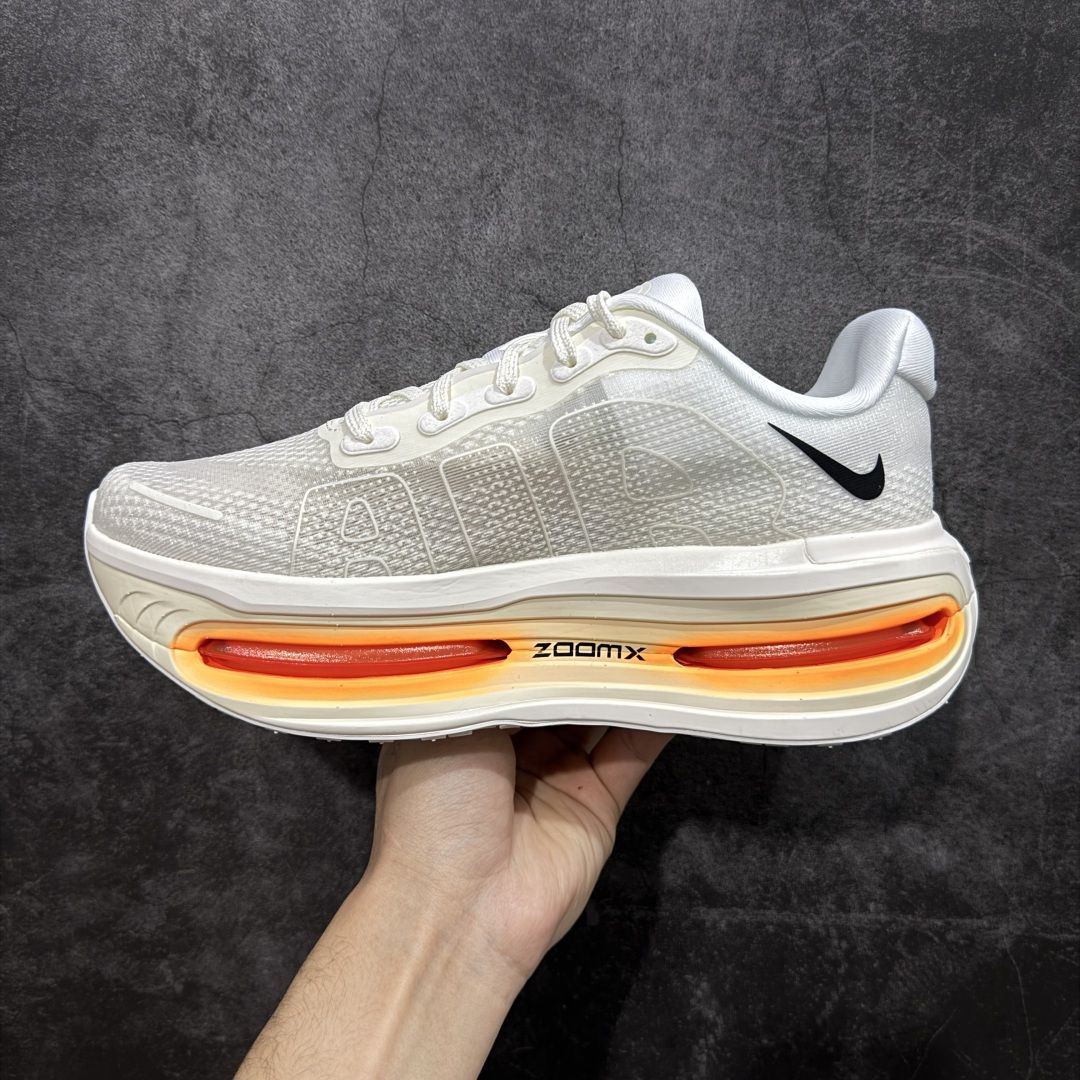 图片[2]-【XE纯原】NIKE VOMERO PREMIUM 全掌气垫缓震网面运动跑鞋 市场最强 没有之一 纯原生产线出品 原版开发 全部原材料 细节一比一打造 完美还原zp脚感 正确前后分离式两片纤维柱气垫 上下包裹超软弹泡棉 正确组合大底 区别市场通货 版型完美 鞋面材料同步原版1：1 全部原版开发校对 欢迎对比💪🏻 Nike 运用 Air技术专利，推出 Nike Pegasus Premium，沿用经典 Pegasus 系列产品深受跑者喜爱的缓震功能，并配置 Nike 首款可见式塑形 Air Zoom 气垫。 全掌可见的AirZoom首次在Pegasus系列中出现，模仿了Vaporfly的碳板曲线，增强了跑步时的流畅过渡。 货号：IQ4035-100 尺码：36-46（半）-选品中心