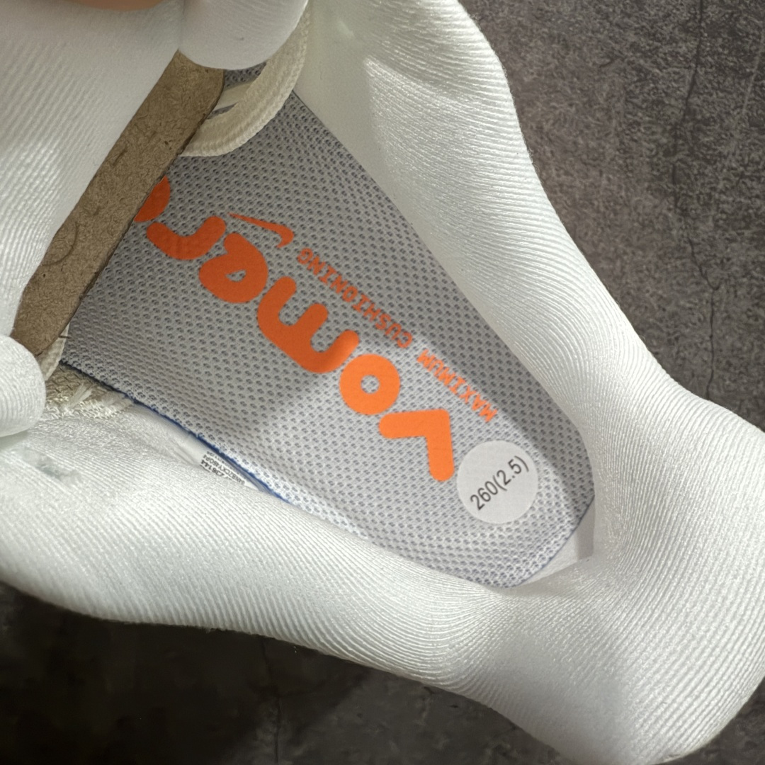 图片[7]-【XE纯原】NIKE VOMERO PREMIUM 全掌气垫缓震网面运动跑鞋 市场最强 没有之一 纯原生产线出品 原版开发 全部原材料 细节一比一打造 完美还原zp脚感 正确前后分离式两片纤维柱气垫 上下包裹超软弹泡棉 正确组合大底 区别市场通货 版型完美 鞋面材料同步原版1：1 全部原版开发校对 欢迎对比💪🏻 Nike 运用 Air技术专利，推出 Nike Pegasus Premium，沿用经典 Pegasus 系列产品深受跑者喜爱的缓震功能，并配置 Nike 首款可见式塑形 Air Zoom 气垫。 全掌可见的AirZoom首次在Pegasus系列中出现，模仿了Vaporfly的碳板曲线，增强了跑步时的流畅过渡。 货号：IQ4035-100 尺码：36-46（半）-选品中心