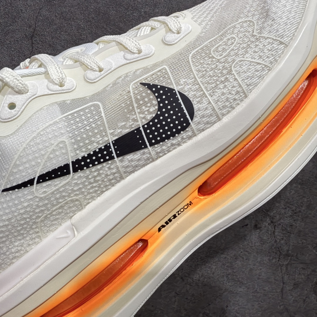 图片[4]-【XE纯原】NIKE VOMERO PREMIUM 全掌气垫缓震网面运动跑鞋 市场最强 没有之一 纯原生产线出品 原版开发 全部原材料 细节一比一打造 完美还原zp脚感 正确前后分离式两片纤维柱气垫 上下包裹超软弹泡棉 正确组合大底 区别市场通货 版型完美 鞋面材料同步原版1：1 全部原版开发校对 欢迎对比💪🏻 Nike 运用 Air技术专利，推出 Nike Pegasus Premium，沿用经典 Pegasus 系列产品深受跑者喜爱的缓震功能，并配置 Nike 首款可见式塑形 Air Zoom 气垫。 全掌可见的AirZoom首次在Pegasus系列中出现，模仿了Vaporfly的碳板曲线，增强了跑步时的流畅过渡。 货号：IQ4035-100 尺码：36-46（半）-选品中心