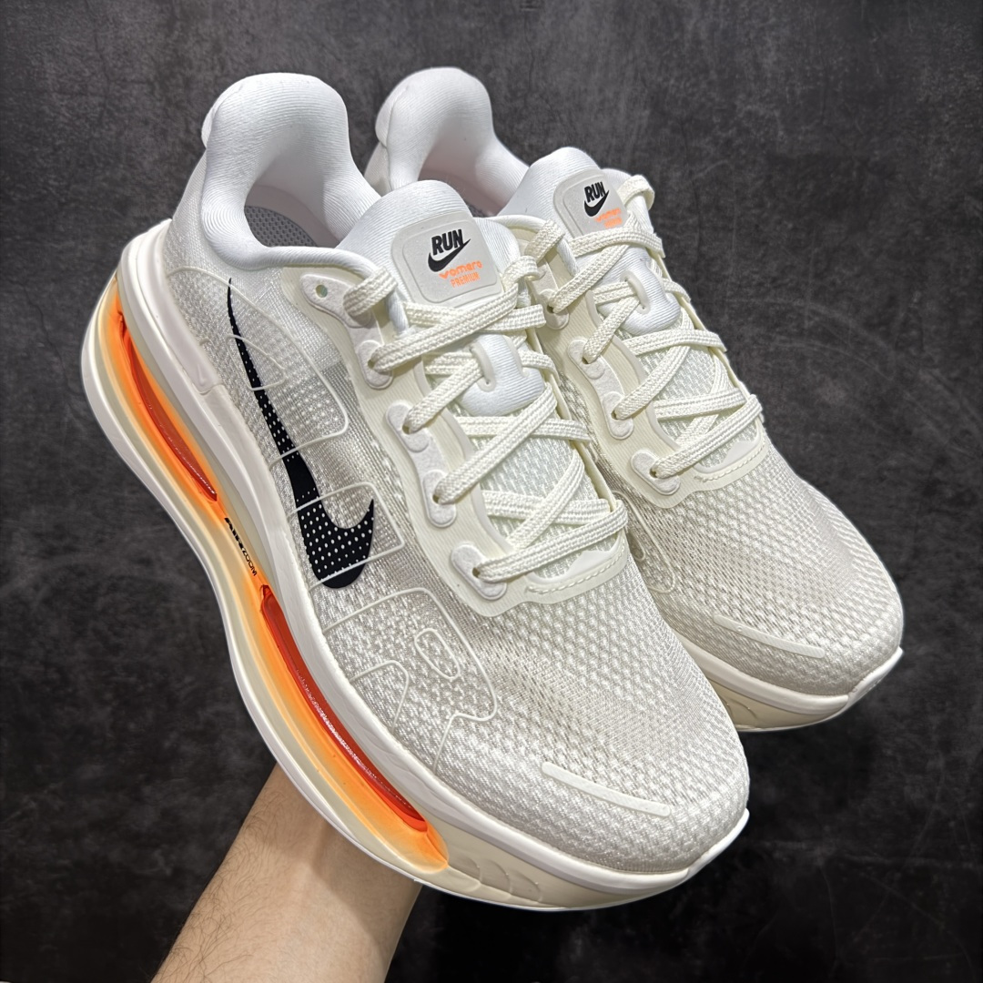 【XE纯原】NIKE VOMERO PREMIUM 全掌气垫缓震网面运动跑鞋 市场最强 没有之一 纯原生产线出品 原版开发 全部原材料 细节一比一打造 完美还原zp脚感 正确前后分离式两片纤维柱气垫 上下包裹超软弹泡棉 正确组合大底 区别市场通货 版型完美 鞋面材料同步原版1：1 全部原版开发校对 欢迎对比💪🏻 Nike 运用 Air技术专利，推出 Nike Pegasus Premium，沿用经典 Pegasus 系列产品深受跑者喜爱的缓震功能，并配置 Nike 首款可见式塑形 Air Zoom 气垫。 全掌可见的AirZoom首次在Pegasus系列中出现，模仿了Vaporfly的碳板曲线，增强了跑步时的流畅过渡。 货号：IQ4035-100 尺码：36-46（半）-选品中心