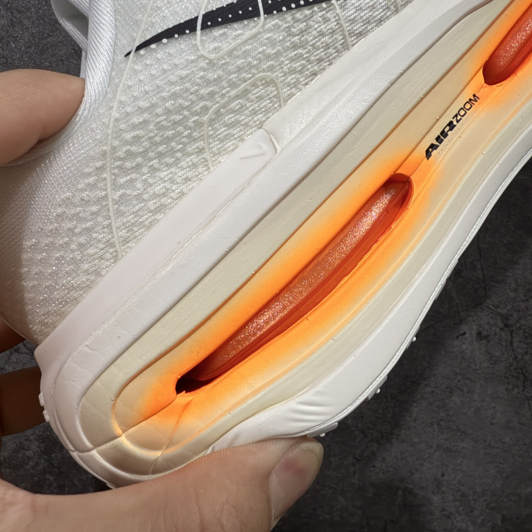 图片[3]-【XE纯原】NIKE VOMERO PREMIUM 全掌气垫缓震网面运动跑鞋 市场最强 没有之一 纯原生产线出品 原版开发 全部原材料 细节一比一打造 完美还原zp脚感 正确前后分离式两片纤维柱气垫 上下包裹超软弹泡棉 正确组合大底 区别市场通货 版型完美 鞋面材料同步原版1：1 全部原版开发校对 欢迎对比💪🏻 Nike 运用 Air技术专利，推出 Nike Pegasus Premium，沿用经典 Pegasus 系列产品深受跑者喜爱的缓震功能，并配置 Nike 首款可见式塑形 Air Zoom 气垫。 全掌可见的AirZoom首次在Pegasus系列中出现，模仿了Vaporfly的碳板曲线，增强了跑步时的流畅过渡。 货号：IQ4035-100 尺码：36-46（半）-选品中心