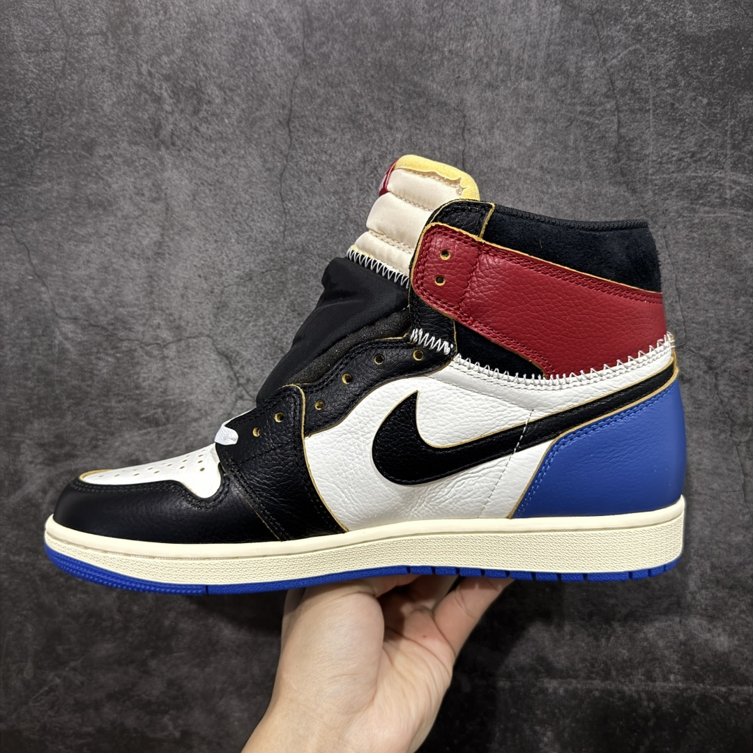 图片[2]-【RN版本】Union LA x Fragment Design x Air Jordan AJ1 Retro High NRG 藤原浩三方联名四色拼接灰 闪电白蓝红 IO7847-002 圈内最强系列 高端零售特供批次 产品品控稳定性领先行业 各方面均可对飙L版 良心定价不杀猪 SZ原厂全套原楦原纸板冲刀磨具开发 原厂皮料加持 原厂港宝加持定型后跟R度完美 同源原厂电绣 飞翼针数密度立体效果一致 百分百一致原鞋 原厂拉帮工艺 针距密度一致 后跟弧度收口自然不对折 极致一眼正品既视感 进口玻璃冲刀皮料裁剪零毛边 全鞋电脑针车工艺 品控清洁度最高QC检验标准 免检产品 原厂订购鞋盒、鞋标、防尘纸、鞋撑、鞋带 追求极致的原厂味道 尺码： 40 40.5 41 42 42.5 43 44 44.5 45 46 47.5-选品中心