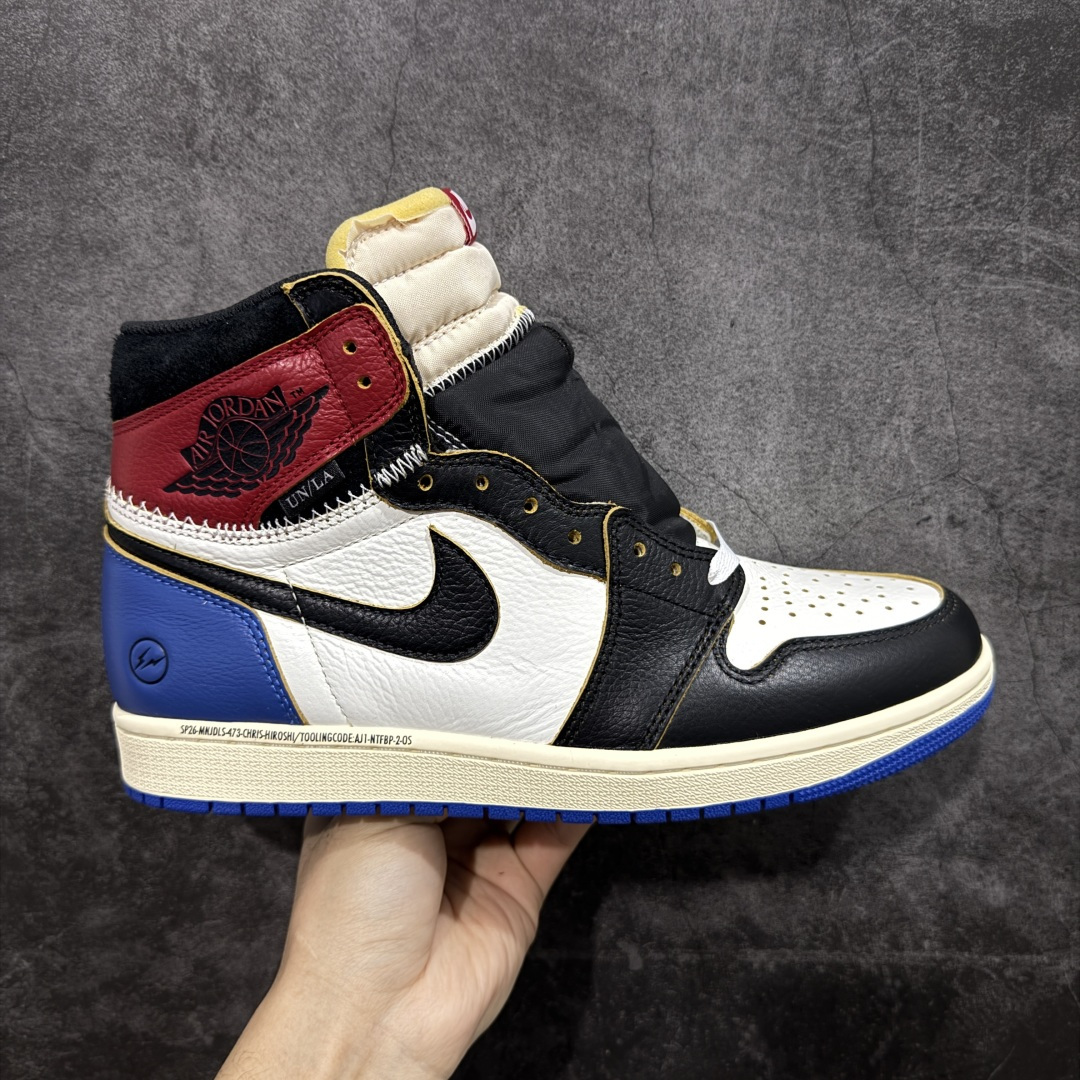 【RN版本】Union LA x Fragment Design x Air Jordan AJ1 Retro High NRG 藤原浩三方联名四色拼接灰 闪电白蓝红 IO7847-002 圈内最强系列 高端零售特供批次 产品品控稳定性领先行业 各方面均可对飙L版 良心定价不杀猪 SZ原厂全套原楦原纸板冲刀磨具开发 原厂皮料加持 原厂港宝加持定型后跟R度完美 同源原厂电绣 飞翼针数密度立体效果一致 百分百一致原鞋 原厂拉帮工艺 针距密度一致 后跟弧度收口自然不对折 极致一眼正品既视感 进口玻璃冲刀皮料裁剪零毛边 全鞋电脑针车工艺 品控清洁度最高QC检验标准 免检产品 原厂订购鞋盒、鞋标、防尘纸、鞋撑、鞋带 追求极致的原厂味道 尺码： 40 40.5 41 42 42.5 43 44 44.5 45 46 47.5-选品中心