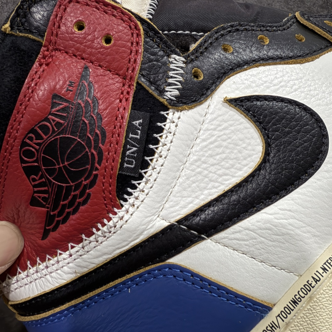图片[4]-【RN版本】Union LA x Fragment Design x Air Jordan AJ1 Retro High NRG 藤原浩三方联名四色拼接灰 闪电白蓝红 IO7847-002 圈内最强系列 高端零售特供批次 产品品控稳定性领先行业 各方面均可对飙L版 良心定价不杀猪 SZ原厂全套原楦原纸板冲刀磨具开发 原厂皮料加持 原厂港宝加持定型后跟R度完美 同源原厂电绣 飞翼针数密度立体效果一致 百分百一致原鞋 原厂拉帮工艺 针距密度一致 后跟弧度收口自然不对折 极致一眼正品既视感 进口玻璃冲刀皮料裁剪零毛边 全鞋电脑针车工艺 品控清洁度最高QC检验标准 免检产品 原厂订购鞋盒、鞋标、防尘纸、鞋撑、鞋带 追求极致的原厂味道 尺码： 40 40.5 41 42 42.5 43 44 44.5 45 46 47.5-选品中心