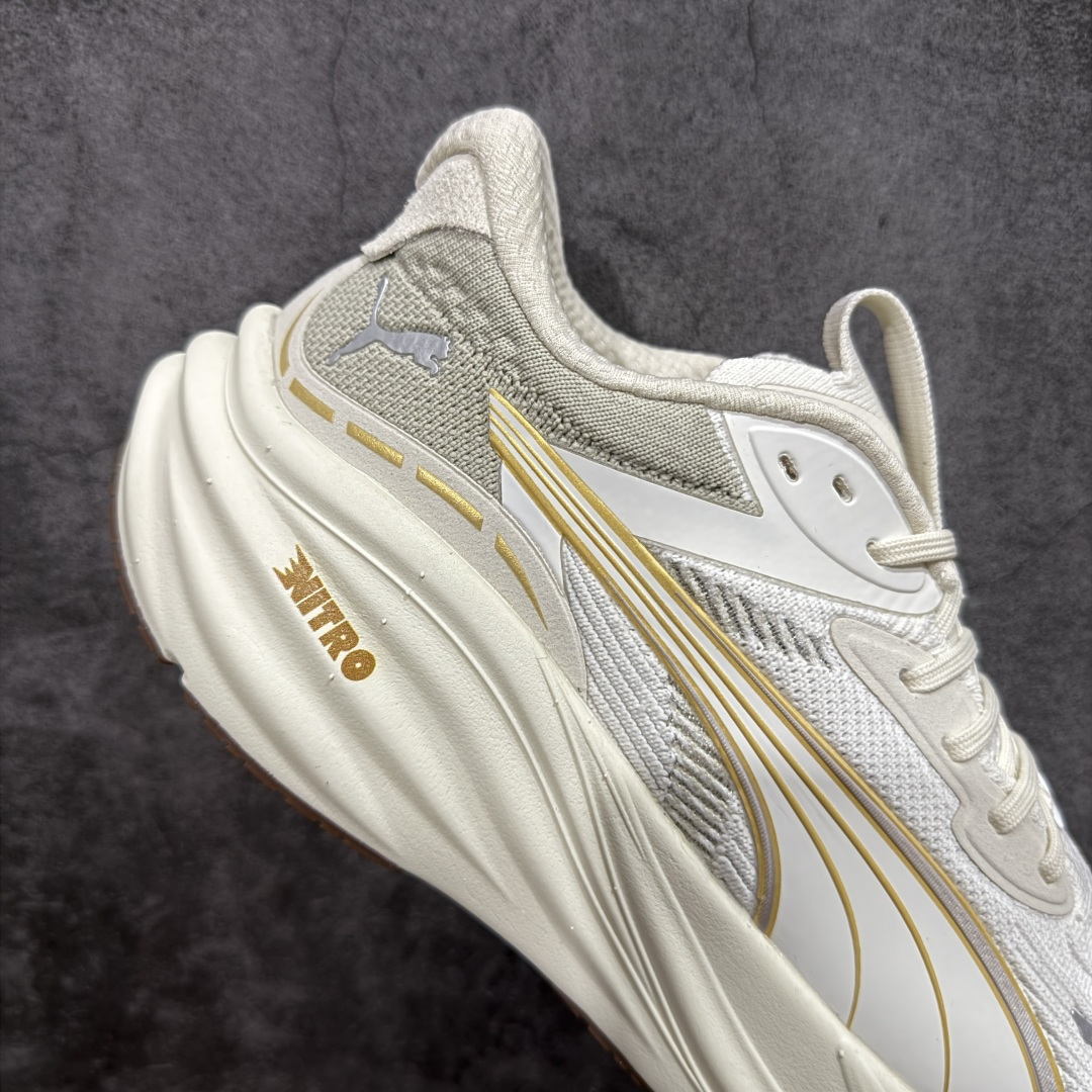 图片[7]-【纯原版】彪马彪破3 PUMA MAGNIFY NITRO 3代 PUMA跑鞋为跑步蓄 能，功能性和美观性兼备。搭载 PUMA NITRO 氮气中底，具备轻量与高缓冲回弹特性，打造柔软舒适脚感。以简约流畅的线条勾勒 PUMA 跑道，为鞋款增添一抹灵动气质。 鞋面 采用轻量化高弹织物鞋面，上脚透气舒适包覆，还确保了耐穿性和支撑性助力急速畅跑 中底 超临界NITRO氮气中底结合厚底轮廓舒适缓震，提供能力反馈，轻便柔软 跑步通勤皆可 鞋侧 PUMA 流线型跑道以明亮色彩呈现，勾勒活力运动美学 外底 采用 PUMAGRIP橡胶大底，止滑耐磨赋予跑者灵活自如的运动体验 货号 311047-08 尺码 36 37 37.5 38 38.5 39 40 40.5 41 42 42.5 43 44 44.5 45-选品中心