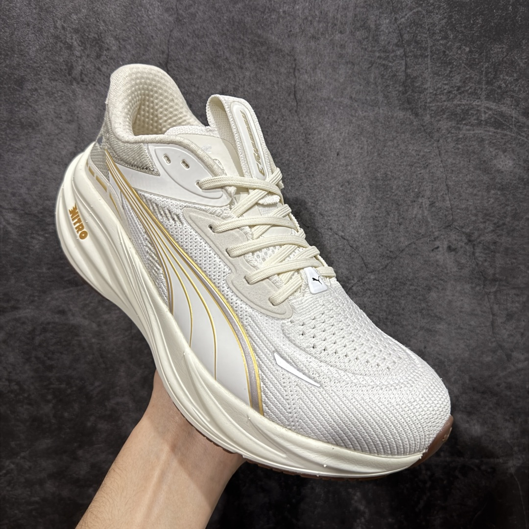 图片[3]-【纯原版】彪马彪破3 PUMA MAGNIFY NITRO 3代 PUMA跑鞋为跑步蓄 能，功能性和美观性兼备。搭载 PUMA NITRO 氮气中底，具备轻量与高缓冲回弹特性，打造柔软舒适脚感。以简约流畅的线条勾勒 PUMA 跑道，为鞋款增添一抹灵动气质。 鞋面 采用轻量化高弹织物鞋面，上脚透气舒适包覆，还确保了耐穿性和支撑性助力急速畅跑 中底 超临界NITRO氮气中底结合厚底轮廓舒适缓震，提供能力反馈，轻便柔软 跑步通勤皆可 鞋侧 PUMA 流线型跑道以明亮色彩呈现，勾勒活力运动美学 外底 采用 PUMAGRIP橡胶大底，止滑耐磨赋予跑者灵活自如的运动体验 货号 311047-08 尺码 36 37 37.5 38 38.5 39 40 40.5 41 42 42.5 43 44 44.5 45-选品中心