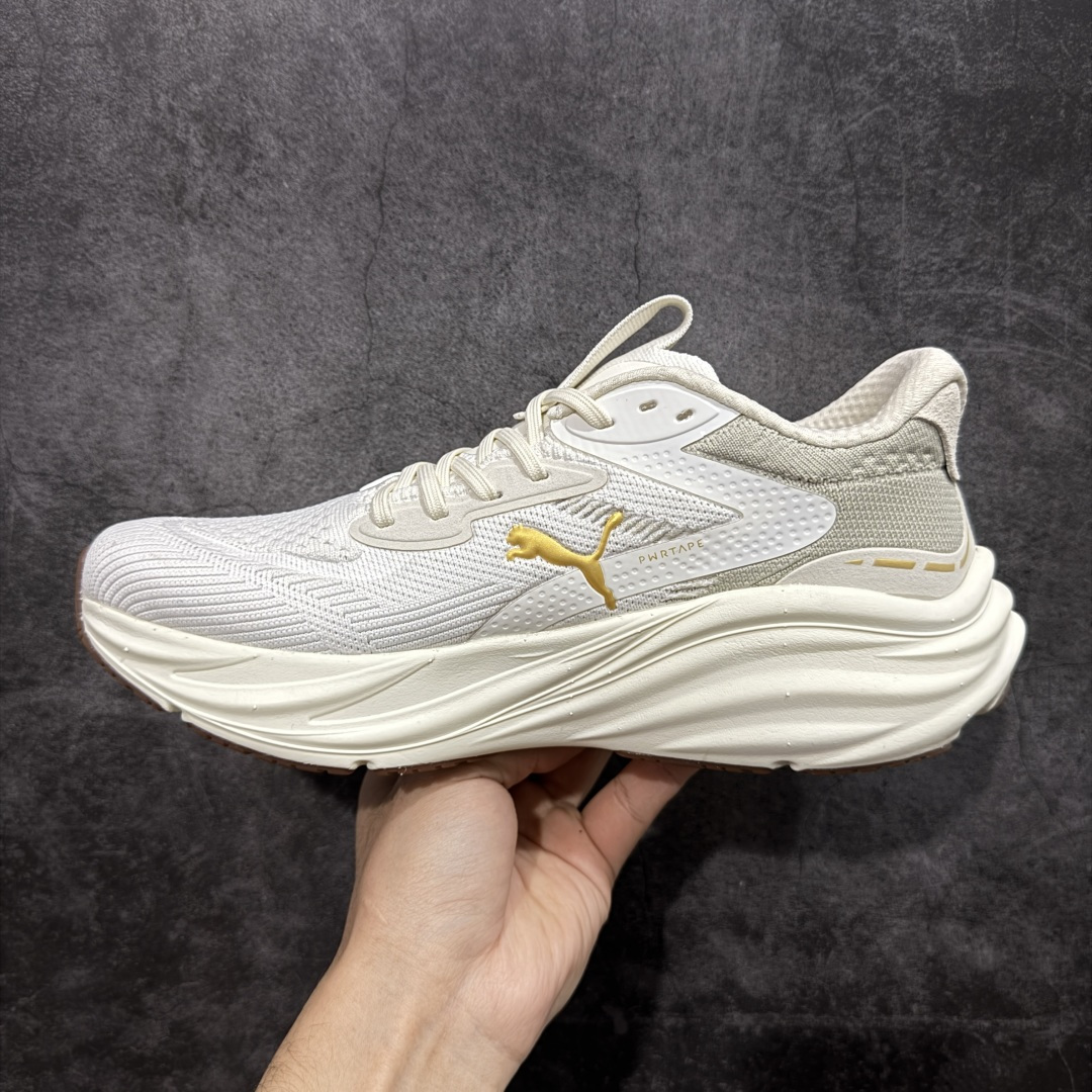 图片[2]-【纯原版】彪马彪破3 PUMA MAGNIFY NITRO 3代 PUMA跑鞋为跑步蓄 能，功能性和美观性兼备。搭载 PUMA NITRO 氮气中底，具备轻量与高缓冲回弹特性，打造柔软舒适脚感。以简约流畅的线条勾勒 PUMA 跑道，为鞋款增添一抹灵动气质。 鞋面 采用轻量化高弹织物鞋面，上脚透气舒适包覆，还确保了耐穿性和支撑性助力急速畅跑 中底 超临界NITRO氮气中底结合厚底轮廓舒适缓震，提供能力反馈，轻便柔软 跑步通勤皆可 鞋侧 PUMA 流线型跑道以明亮色彩呈现，勾勒活力运动美学 外底 采用 PUMAGRIP橡胶大底，止滑耐磨赋予跑者灵活自如的运动体验 货号 311047-08 尺码 36 37 37.5 38 38.5 39 40 40.5 41 42 42.5 43 44 44.5 45-选品中心