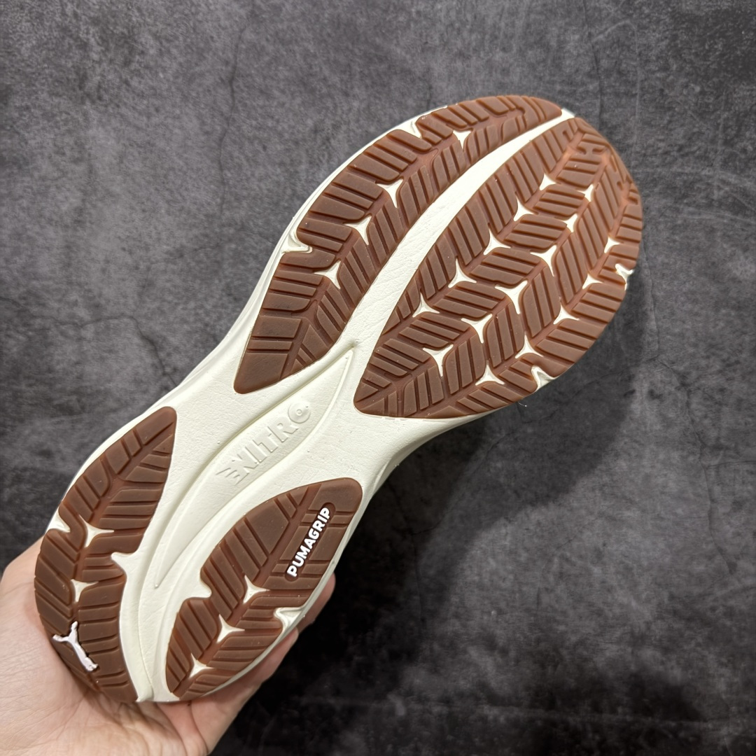 图片[9]-【纯原版】彪马彪破3 PUMA MAGNIFY NITRO 3代 PUMA跑鞋为跑步蓄 能，功能性和美观性兼备。搭载 PUMA NITRO 氮气中底，具备轻量与高缓冲回弹特性，打造柔软舒适脚感。以简约流畅的线条勾勒 PUMA 跑道，为鞋款增添一抹灵动气质。 鞋面 采用轻量化高弹织物鞋面，上脚透气舒适包覆，还确保了耐穿性和支撑性助力急速畅跑 中底 超临界NITRO氮气中底结合厚底轮廓舒适缓震，提供能力反馈，轻便柔软 跑步通勤皆可 鞋侧 PUMA 流线型跑道以明亮色彩呈现，勾勒活力运动美学 外底 采用 PUMAGRIP橡胶大底，止滑耐磨赋予跑者灵活自如的运动体验 货号 311047-08 尺码 36 37 37.5 38 38.5 39 40 40.5 41 42 42.5 43 44 44.5 45-选品中心