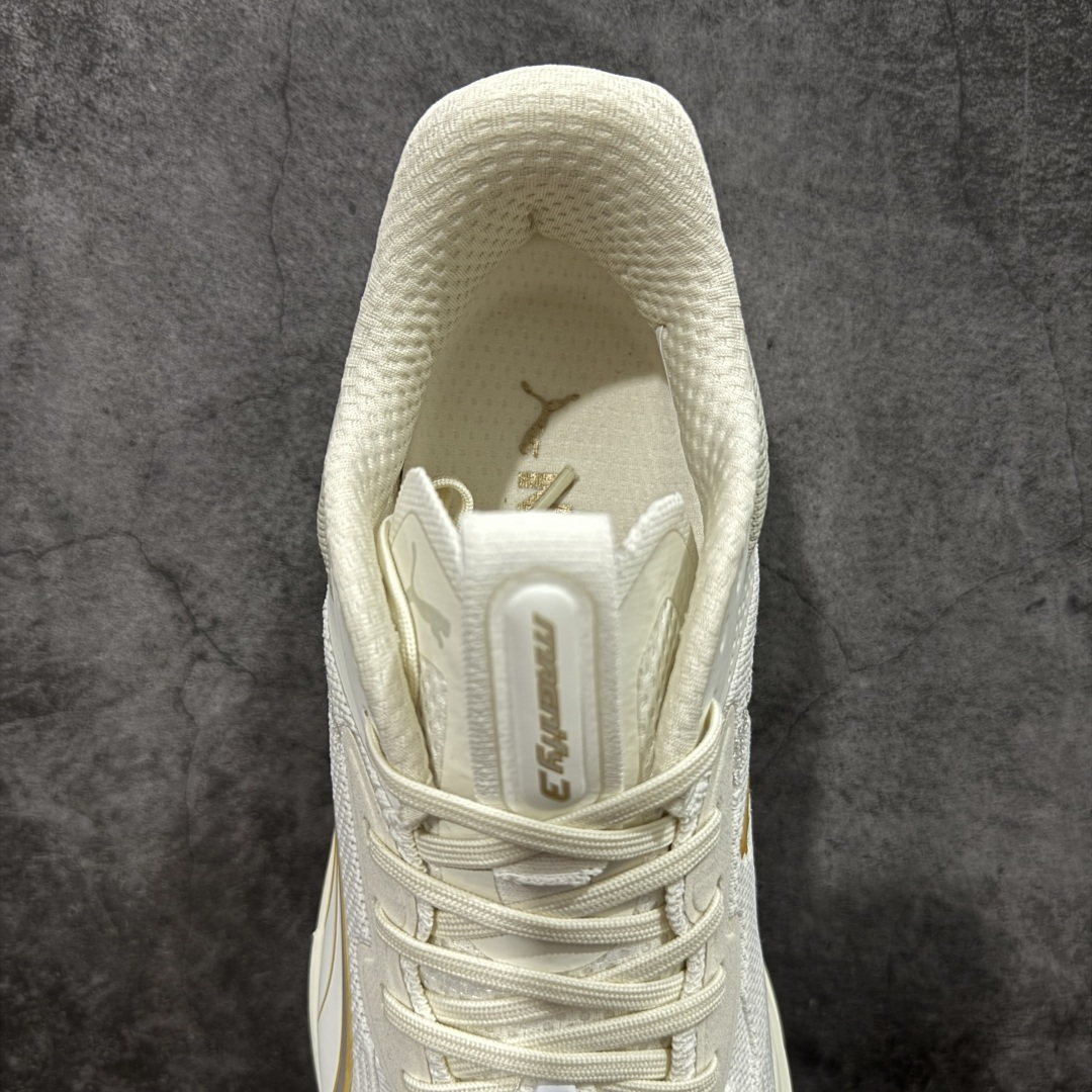 图片[8]-【纯原版】彪马彪破3 PUMA MAGNIFY NITRO 3代 PUMA跑鞋为跑步蓄 能，功能性和美观性兼备。搭载 PUMA NITRO 氮气中底，具备轻量与高缓冲回弹特性，打造柔软舒适脚感。以简约流畅的线条勾勒 PUMA 跑道，为鞋款增添一抹灵动气质。 鞋面 采用轻量化高弹织物鞋面，上脚透气舒适包覆，还确保了耐穿性和支撑性助力急速畅跑 中底 超临界NITRO氮气中底结合厚底轮廓舒适缓震，提供能力反馈，轻便柔软 跑步通勤皆可 鞋侧 PUMA 流线型跑道以明亮色彩呈现，勾勒活力运动美学 外底 采用 PUMAGRIP橡胶大底，止滑耐磨赋予跑者灵活自如的运动体验 货号 311047-08 尺码 36 37 37.5 38 38.5 39 40 40.5 41 42 42.5 43 44 44.5 45-选品中心